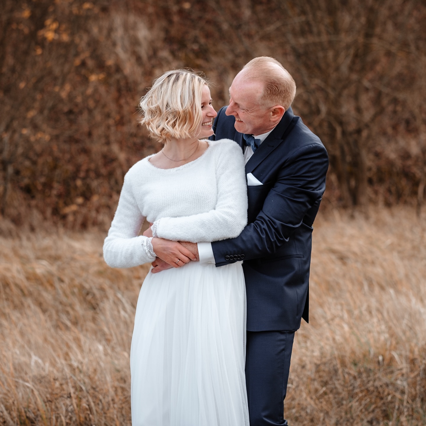 S&T - Diese beiden durften wir letztes Jahr im November begleiten. Die zwei haben sich ganz heimlich und ohne Gäste das Ja-Wort gegeben. Es hat unglaublich viel Spaß gemacht diesen Moment für euch fotografisch fest zu halten. Schön, dass euch die Überraschung gelungen ist. 🧡
#hochzeitsfotograf #hochzeitsfotografie #civilwedding #standesamt #unna #bönen #hamm #wedding2025 #weddingseason