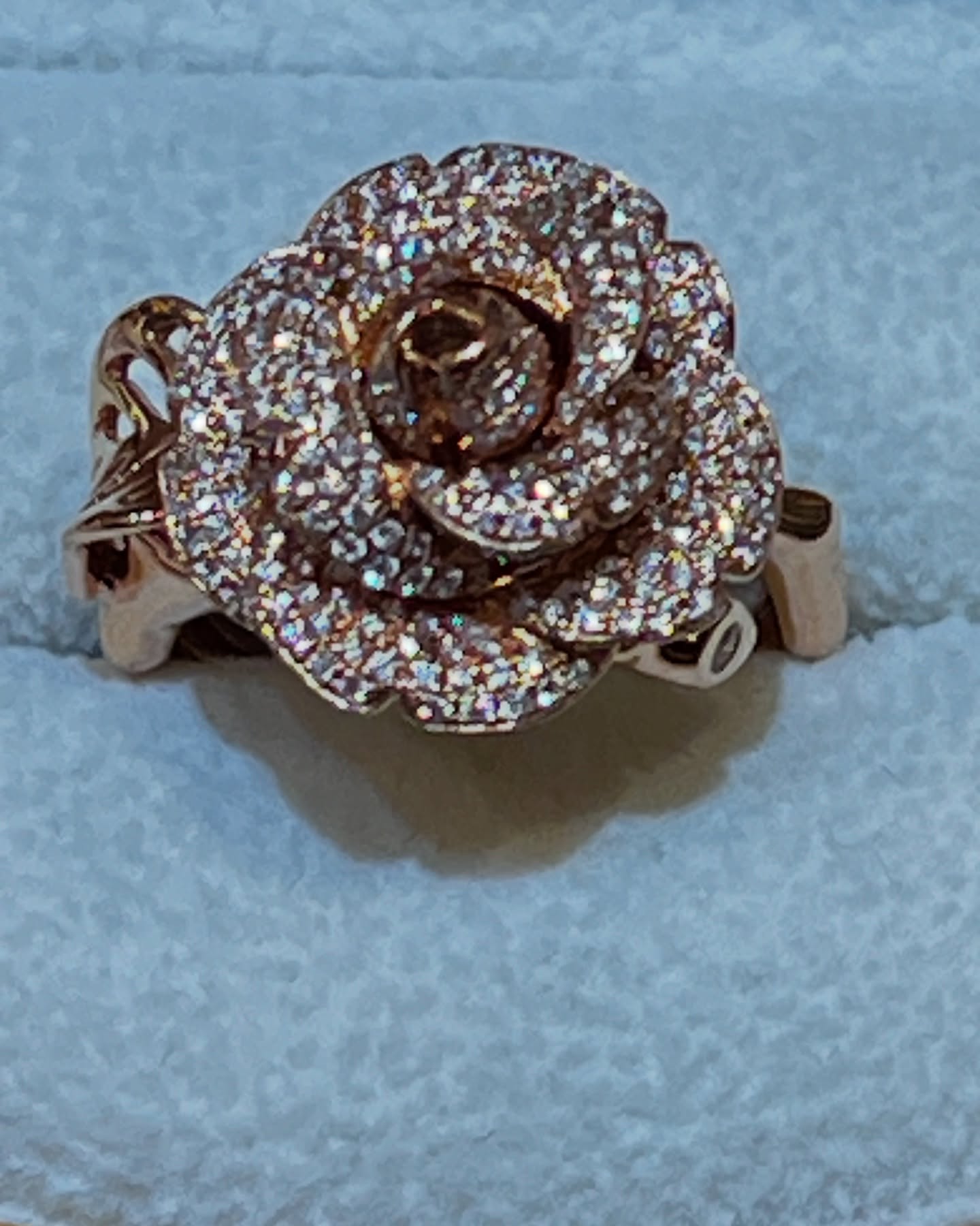 Diamond and 14k rose gold ladies flower ring size 8 3/4
#vintagejewelry #rosegold#diamonds#flowerring #antiquejeweleryforsale #antiquejewelry