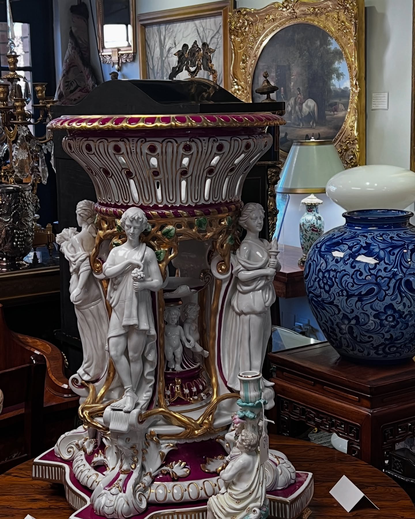 XXth Century monumental Meissen German porcelain centre piece.
#meissen #meissenporcelain #germanporcelain #centrepieces #homedecoration #designers#20thcenturydecor #antiques#britishcolumbia#canada🇨🇦 #westvancouver#dundarave