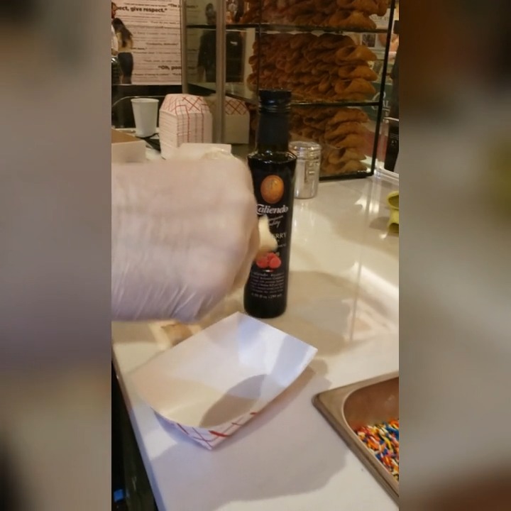 The Cannoli Guy's @carrellodicannoli reaction says it all... try new things and grab your Caliendo Balsamic Vinegars to do it with. Don't be afraid to smell it and drizzle it.
#caliendobv #caliendobalsamic #caliendoevoo #chefdup #carrellodicannoli #anthonycaliendo #italianstyle #italianfood