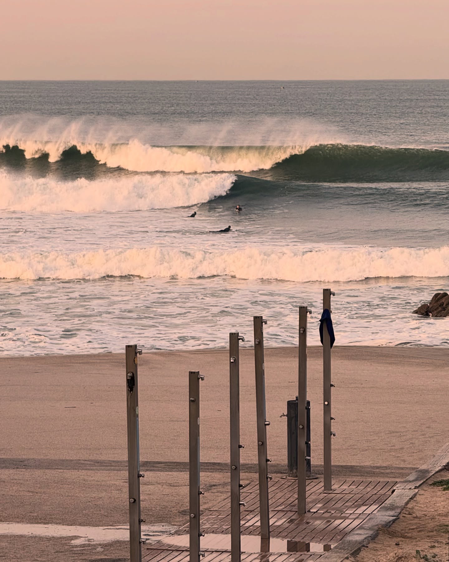 Sun comes up and the Checkered Flag goes down! ‘The Corner’ aka Castelo provided race track conditions for today’s dawn patrol, another mixed doubles’ outing with yet another pairing of 6’8s ! Sleds du jour: 6’8 Oracle Twinzer and 6’8 twin fin California Fish… Japanese beach brew courtesy of @courtenayinporto!
#surfclub #surfboardclub #surfingwithfriends #surfporto #surfportugal #surfeurope #surfboard #twinzer #twinzernation #twinzers #fishsurfboard #furrowsurfcraft #mandalacustomshapes #surfboardfins #oportolovers #surfboardfins #bamboofin #wave #waves #surf #surfcoffee #surfandcoffee