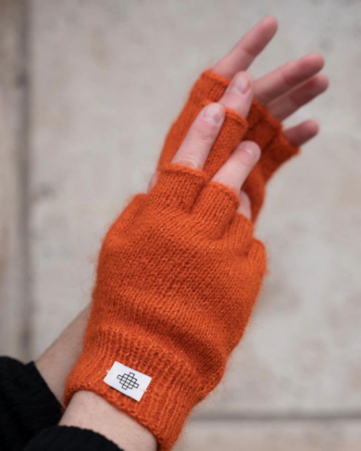 The perfect blend of tradition and luxury with MARCAPATA and MAQISAPA mittens from the PUNCHAW FW 25 collection.
✨ Handcrafted from premium baby alpaca, these timeless pieces are designed to keep you warm while elevating your style. Each pair tells a story of Andean heritage and sustainable craftsmanship.
Which one will you choose?
Visit our website and bring home a piece of Peruvian artistry today. 🔗Link in bio
#PunchawFW25 #MacoCalderon #BabyAlpacaLuxury #AndeanCraftsmanship #SustainableStyle #WinterEssentials