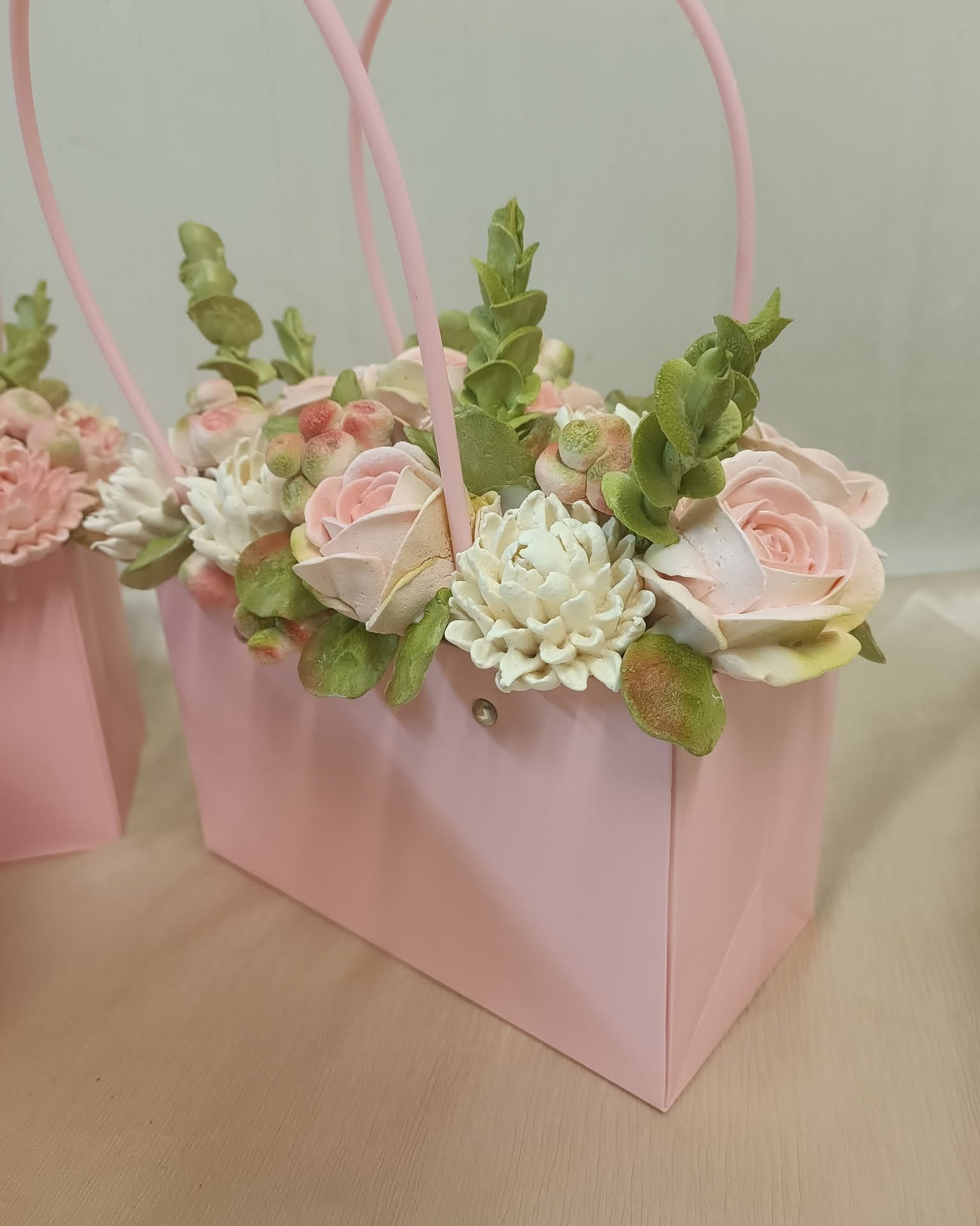 Naujiena !!!!
Elegantiški rankinukai damoms ❤️
Rankinukai prikrauti zefyrinių gėlių 🍒☀️
Puiki dovana tiek Valentino dienai, tiek Moters dienai ❤️💋
Būtina užsisakyti, nes kiekis ribotas 😉