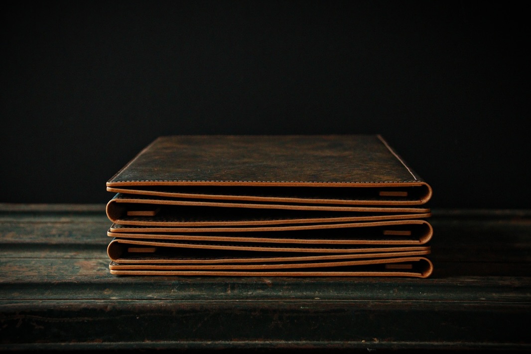 It was an honor for me to create these menu covers for wonderful @jeannesatori , @degoursy_david , @yannick_germain_sessenheim and their restaurant @auberge.au.boeuf
Designed, cut out and stitched completely by hand.
6 covers. 3 804 stitches. Neither computers nor machines. Just two needles, one in each hand.
Thank you for your trust!
Ce fut un honneur pour moi de créer ces couvertures de menu pour les merveilleux @jeannesatori , @degoursy_david , @yannick_germain_sessenheim et leur restaurant @auberge.au.boeuf
Conçus, coupés et cousus entièrement à la main.
6 couvertures. 3804 points. Ni ordinateur, ni machine. Juste une aiguille dans chaque main.
Merci pour votre confiance!
#aubergeauboeuf #michelinstar #michelinguide #michelinrestaurant #menucovers #leathermenucovers #menucoverdesign #handstitched #restaurantmichelin #nemoleathergoods #madeinfrance