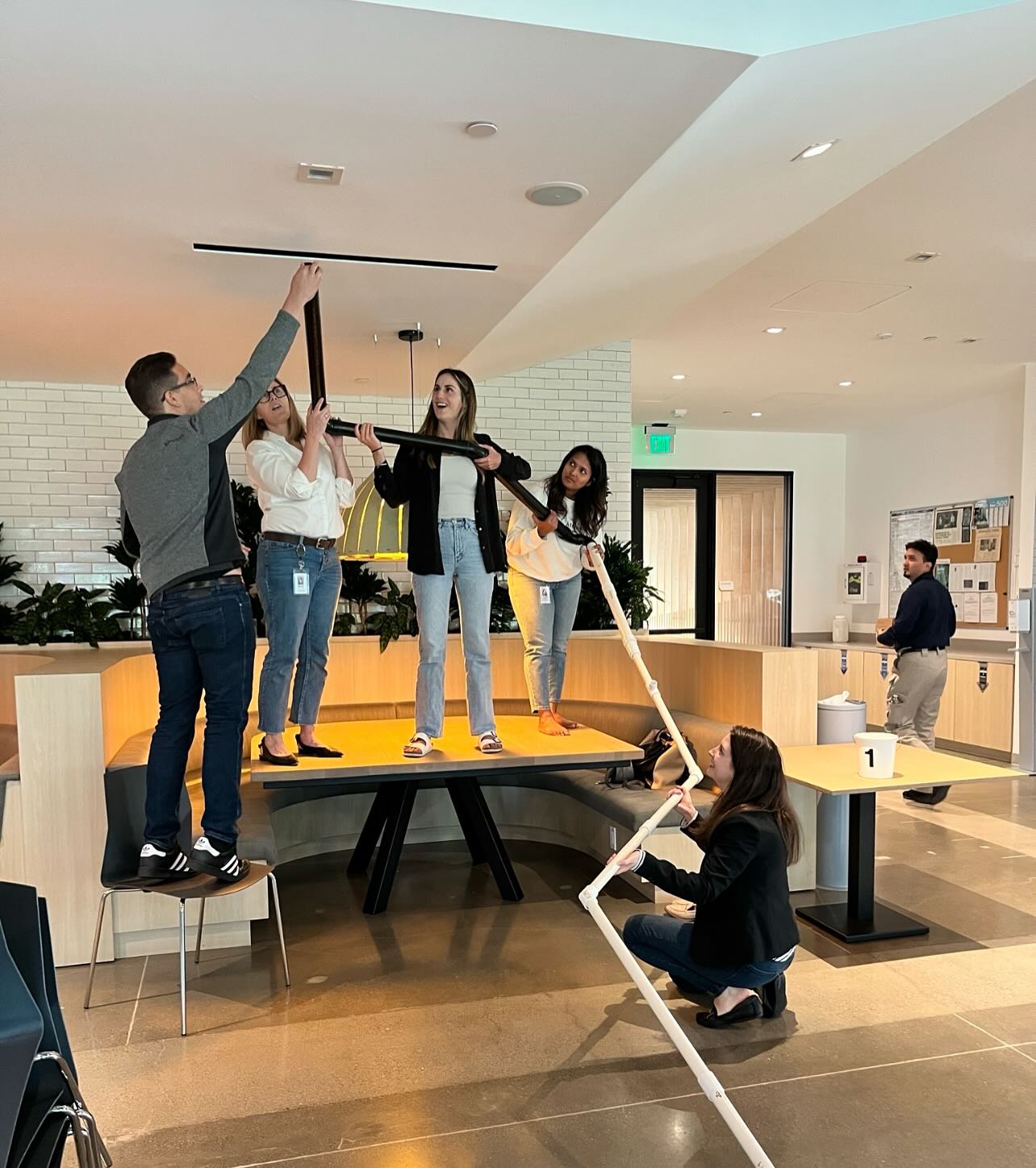 Ready, set, go! The teams dove into a series of fast-paced challenges that redefined what it means to work together. With this Minutes to Win It game, they built bonds, shared laughs and connected with each other.
#teambuilding #corporategames #minutestowinit