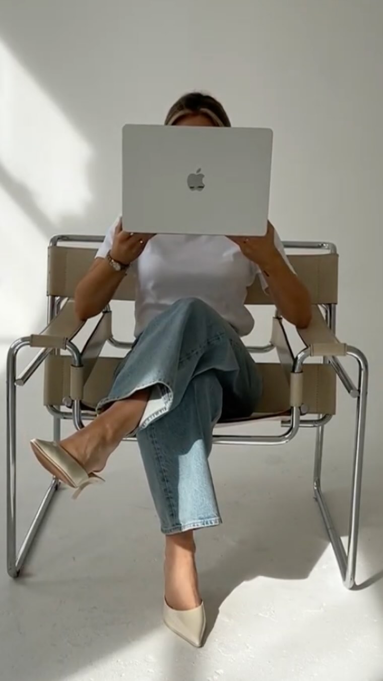 On me demande souvent : "Tu fais des logos ?" Oui… mais pas que !
👉 Stratégie de marque
👉 Gestion de projet
👉 Création de contenu
👉 Création de site web
Être entrepreneuse, c’est aussi cumuler les casquettes : créative, stratège, commerciale, comptable (et parfois même psychologue 😅).