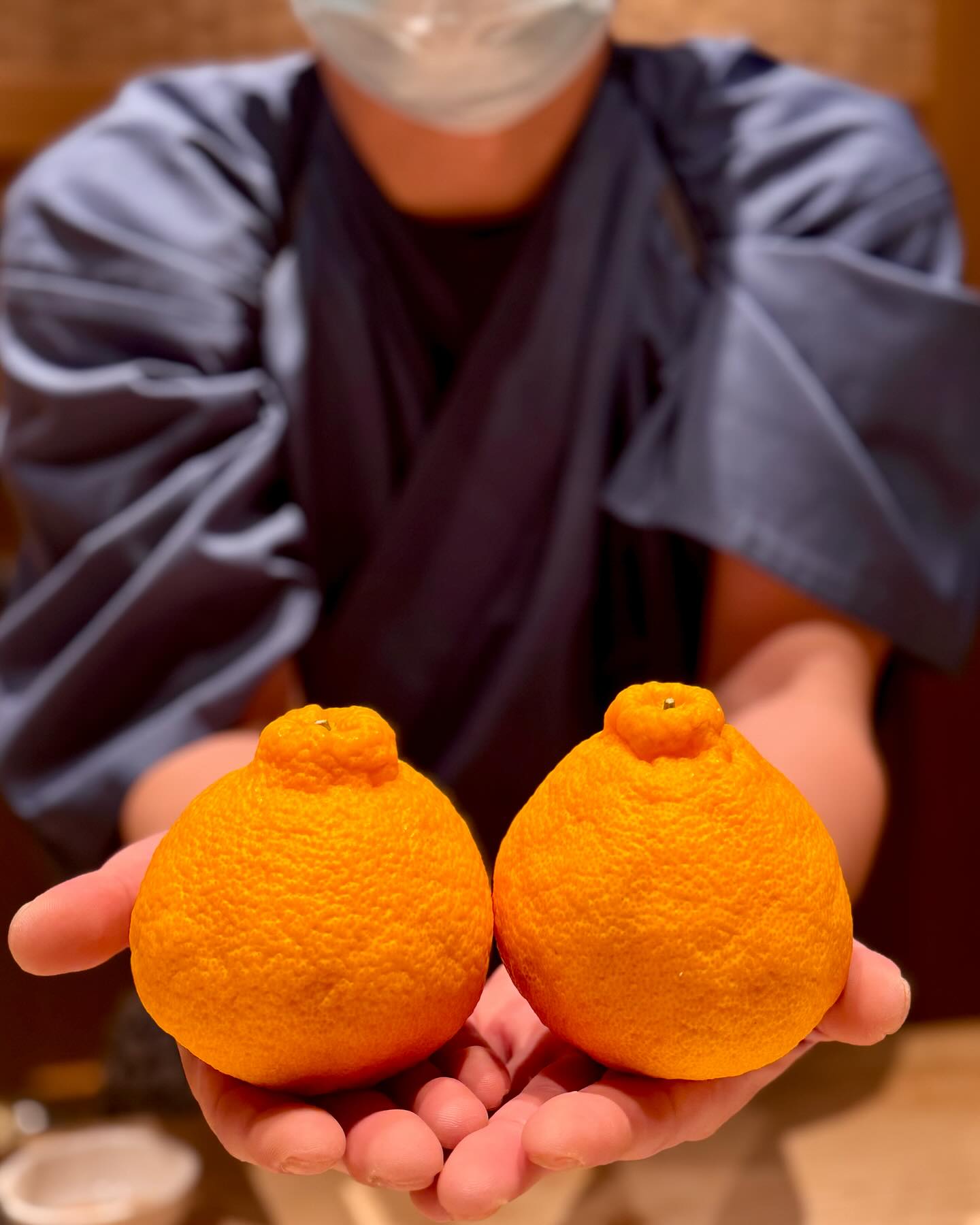 During CNY, the exchange of 2 Mandarin oranges with both hands is to send blessings of Good fortune, prosperity, good health and long life. Of course @sushiayumusg, we will serve you only the best #dekopon from Kumamoto prefecture ❤️ so our wishes and blessings for you will be multiplied many folds 🥰 Blessed Lunar New Year 年年有余,大吉大利,吉祥如意,身体健康🙏 See you soon
For bookings, please call or WhatsApp 91590102
or click
https://www.sushi-ayumu.com/reservations
#sushiayumubymasaishibashi
#鮨石橋正和
#sushiomakase
#omasake
#寿司
#鮨
#すし
#江戸前寿司
#江戸前鮨
#美味しいは
#tokyosushi
#edomaesushi
#美食
#乌节路
#日本料理
#美食推薦
#米基林
#sushilovers
#sushistagram
#finedining
#finedininglovers
#tokyosushi
#singaporeomakase
#싱가폴라이프
#싱가포르
#싱가포르일상
#싱가포르맛집
#싱가포르여행