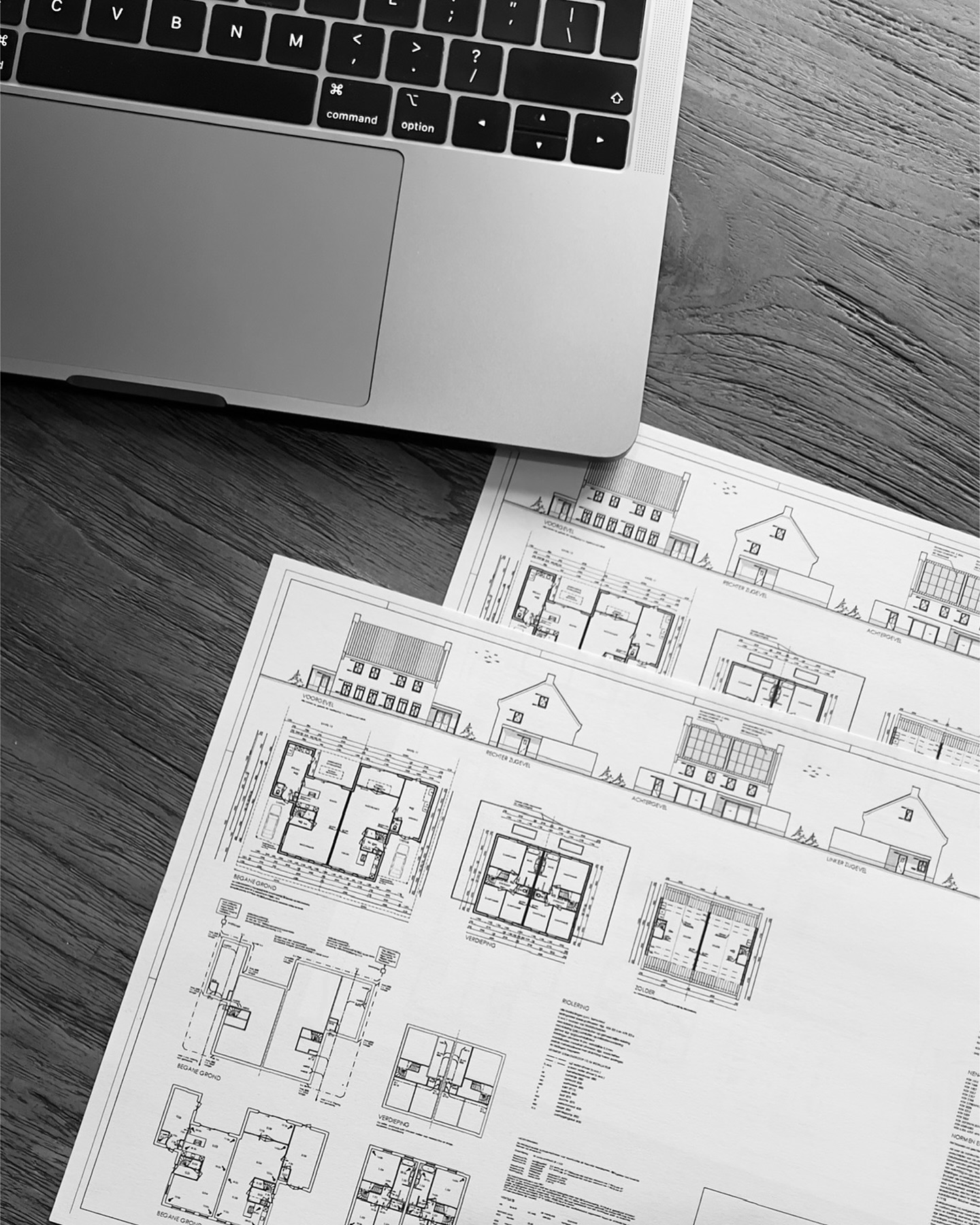 De koopakte van jullie nieuwe woning is getekend, een spannend moment! Maar wat nu? Je hebt de tekeningen al in handen en misschien al wat ideeën voor het interieur, maar je weet niet waar je moet beginnen met de nieuwe look & feel. Geen zorgen, ik help je graag verder!
Met een doordacht interieurontwerp kunnen wij direct aan de slag zodra jullie de sleutel krijgen. Samen werken we stap voor stap aan jullie droominterieur, en ook daarna blijf ik beschikbaar voor vragen en advies.
Wil jij jouw wensen en dromen over een nieuw interieur met mij bespreken? Stuur me een berichtje! 💌