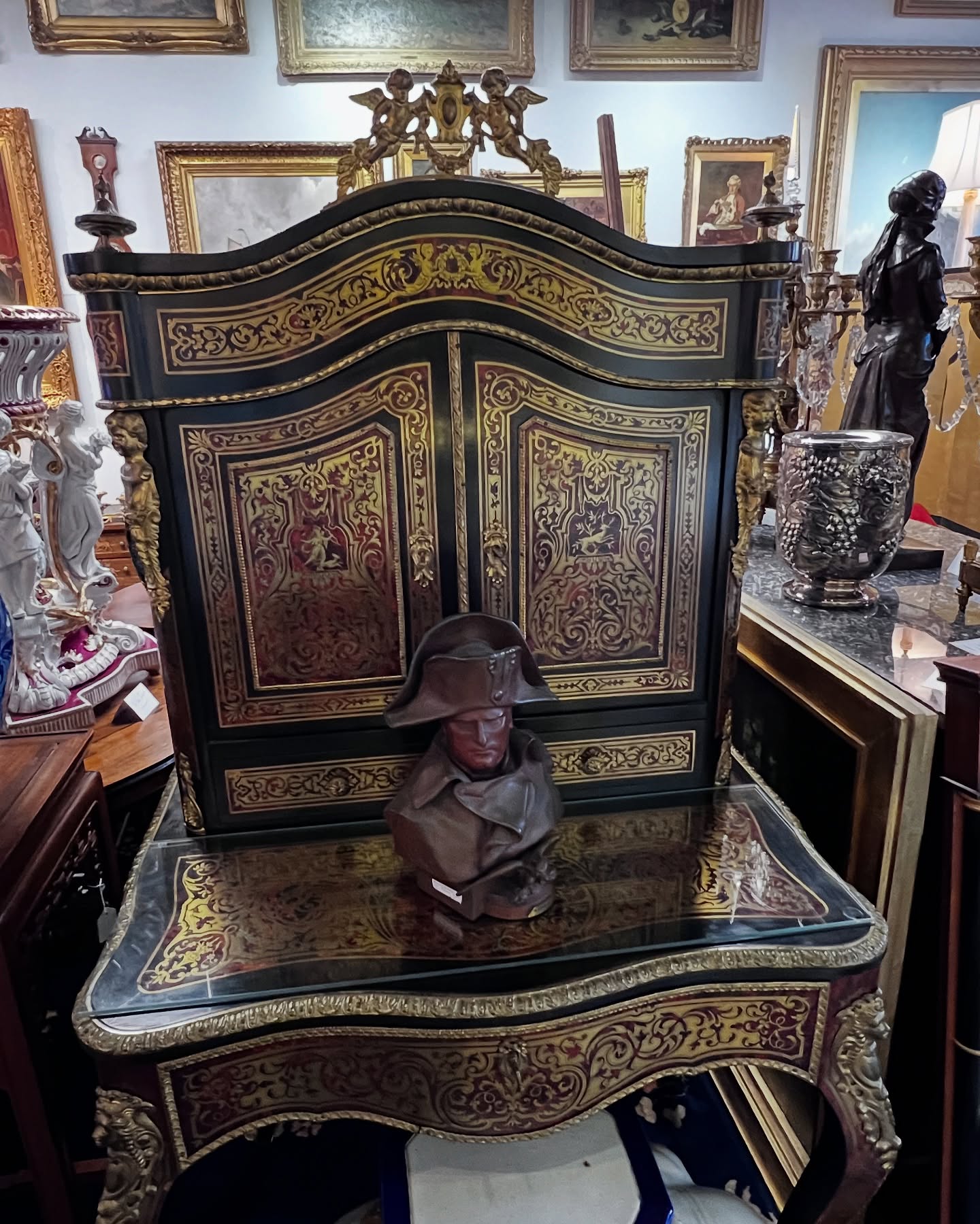 French Boulle Napoleon III secrétaire
#frenchfurniture#boulle#boullefurniture#france#ladiesdesk#homedecoration #collectors#antiquecollectors#antiquefurniture #antiques#britishcolumbia #canada