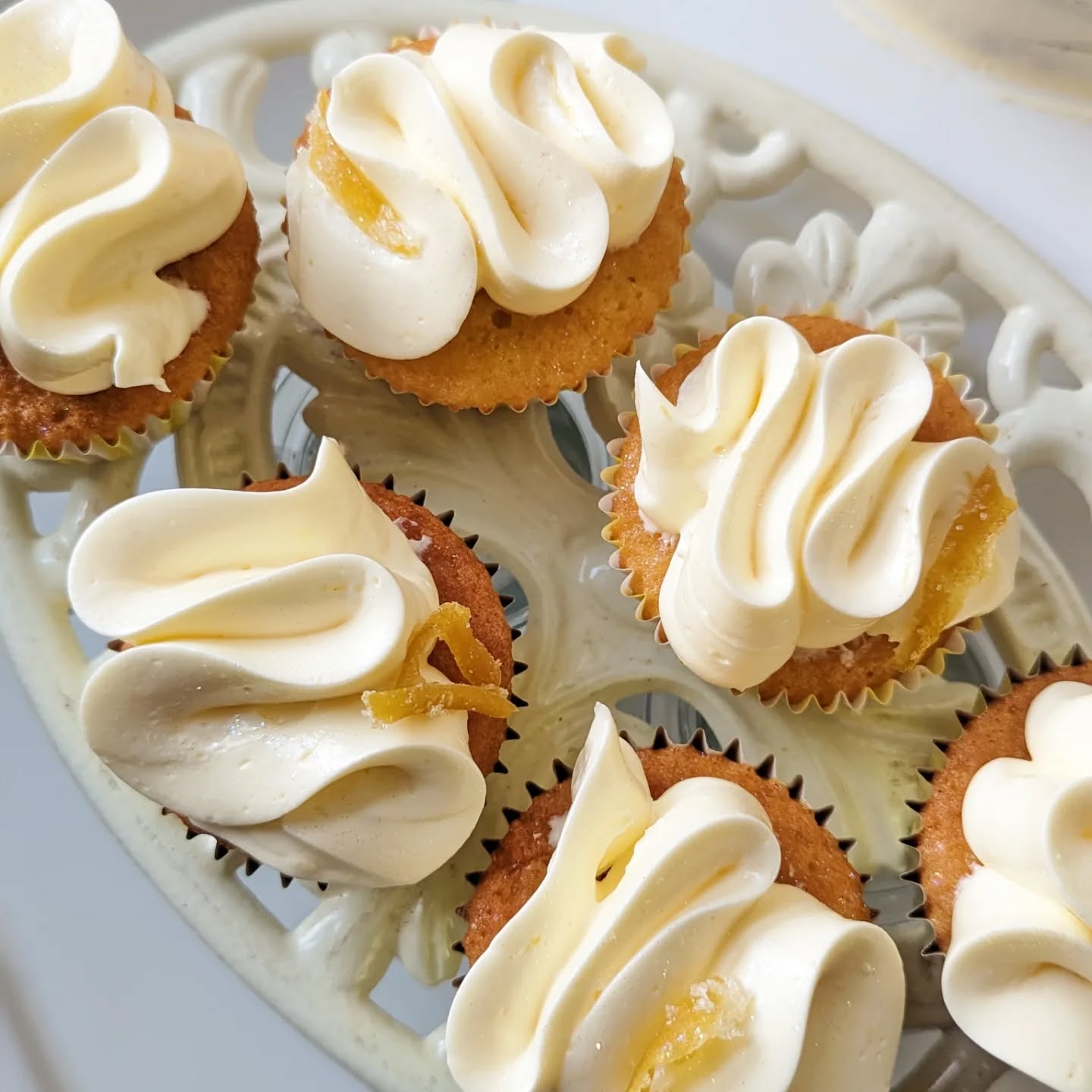 Spring, where art thou? 🍋☀️ A little lemony goodness in an attempt for a brightness boost.. Lemon drizzle cupcakes, filled with homemade lemon curd, finished with lemon swiss meringue buttercream & handmade candied lemon peel 💛