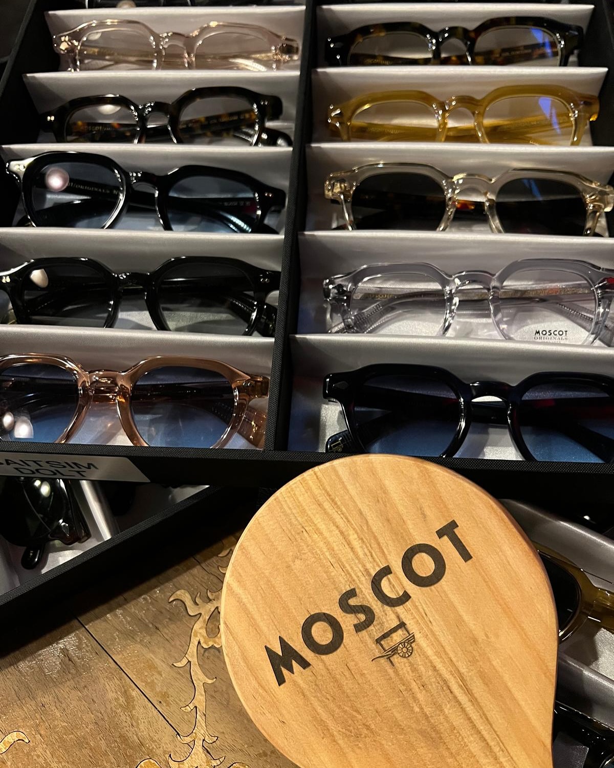 Campionario 💛MOSCOT🖤 in una location unica! Abbiamo selezionato per voi tantissimi nuovi modelli. #moscot #moscotlemtosh #moscotglasses