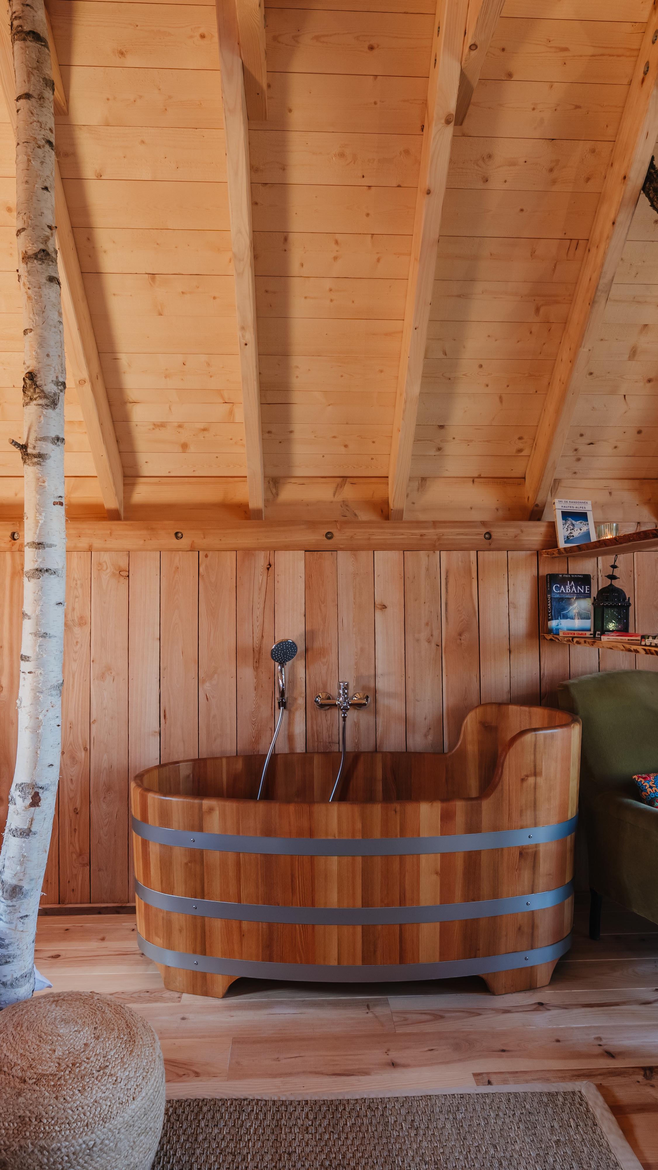 Qui dit journée pluvieuse 💦 dit moment cocooning en cabane. La cabane Mathilda est équipée d’une baignoire en bois, placée près du feu. L’idéal pour prendre un temps pour soi.
Réservation sur www.cabanesdudauphine.fr ✨