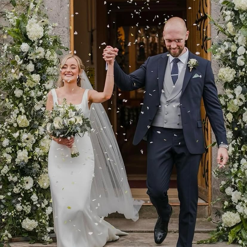 T H E Y ‘ R E M A R R I E D !
•
Huge congrats to the married couple!
•
This look never goes out of style. This can be created both to hire and to buy. With prices starting from