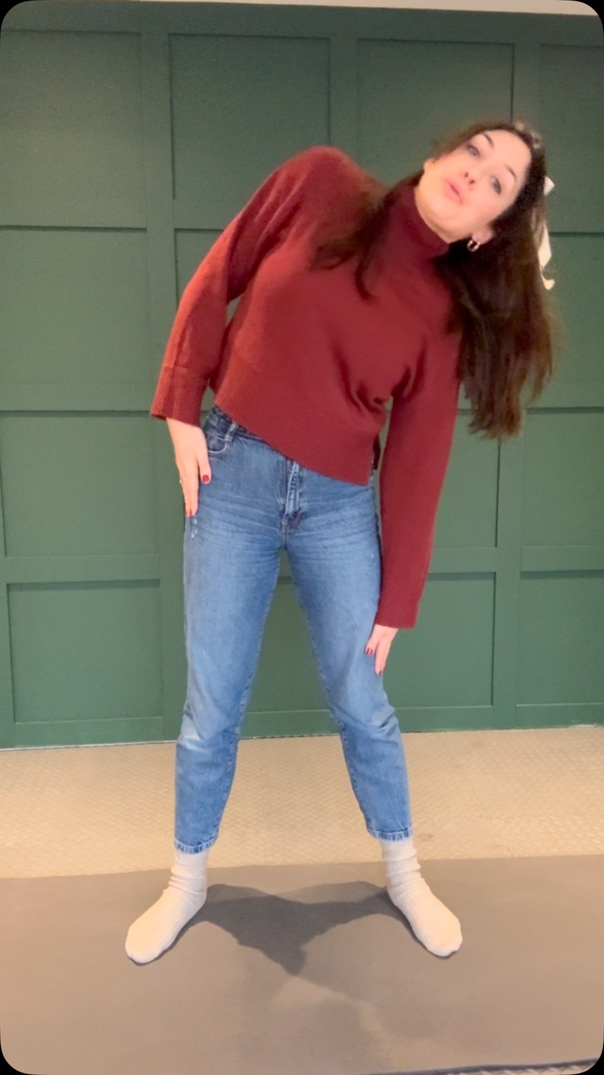 Connecting to your core and waking up those abdominal muscles, especially if you’ve been sitting for a while, doesn’t have to involve a full workout!
Feeling the center of your body moving is incredibly empowering; you feel instantly stronger 💫
#embodyment #femaleempowerment #movementismedicine