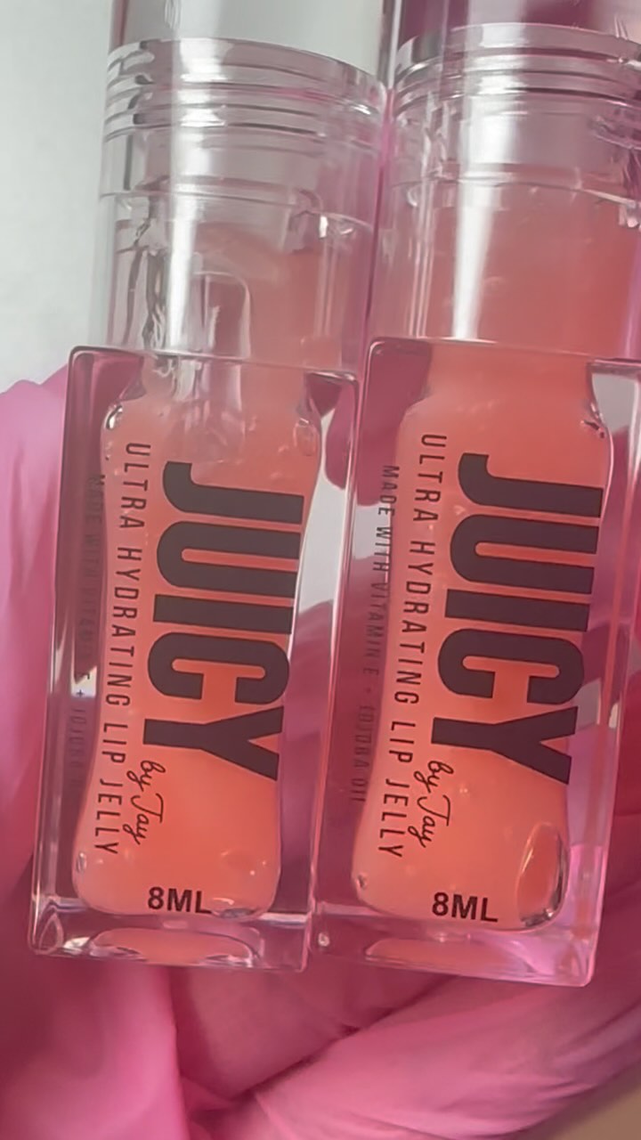 Fall in love with our Juicy Luxe Jumbo jelly in strawberry. It’s ultrahydrating with a minty finish and available now on juicybyjay.com 🍓