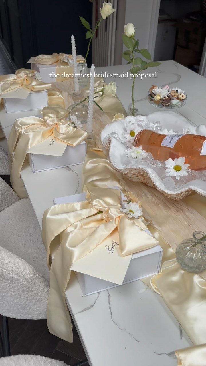 ‘You’re my fellow yellow’ 💛🍋
Just the most beautiful bridesmaid set up by the bride to be @emmabeard2 🕊️🤍
@teemorrisshells providing the perfect rosé accessory 🐚🌼
#weddingcontentcreator #ukweddingcontentcreator #lemonbridesmaids #bridesmaidproposal #bridesmaidproposalbox #contentcreator #bridesmaids