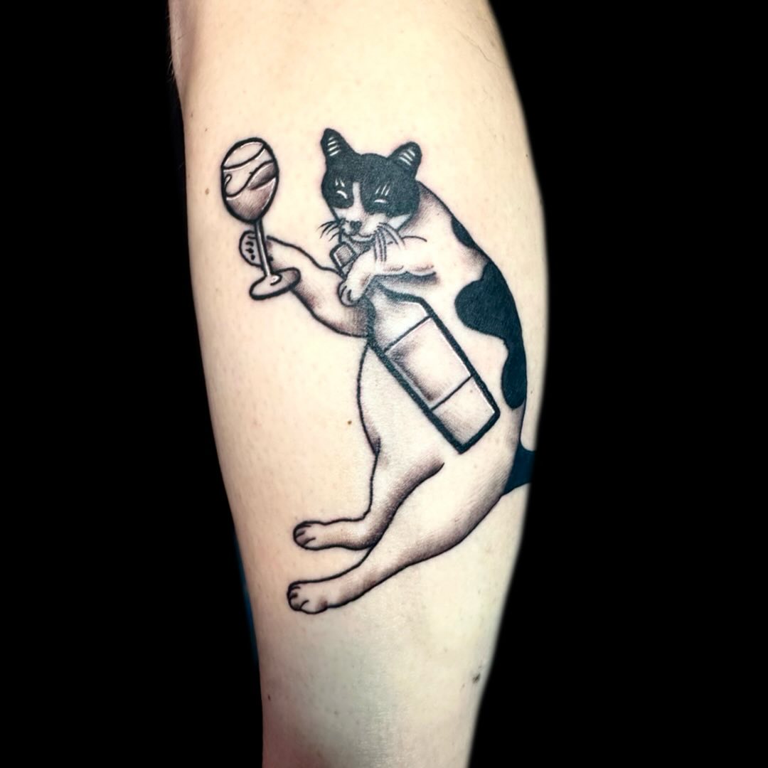 Ricks cat having a lovely bit of the bubbly. Done with @ttoobox cartridges. Done by @xavier.tattoos