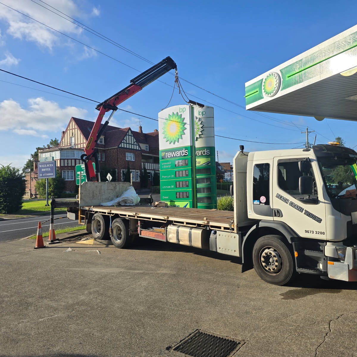 Out with the old in with the new, BP Wallacia is getting an upgrade. #bp #wallacia #wallaciahotel #volvotrucks #palfingercrane #pylonsign #cranetruck