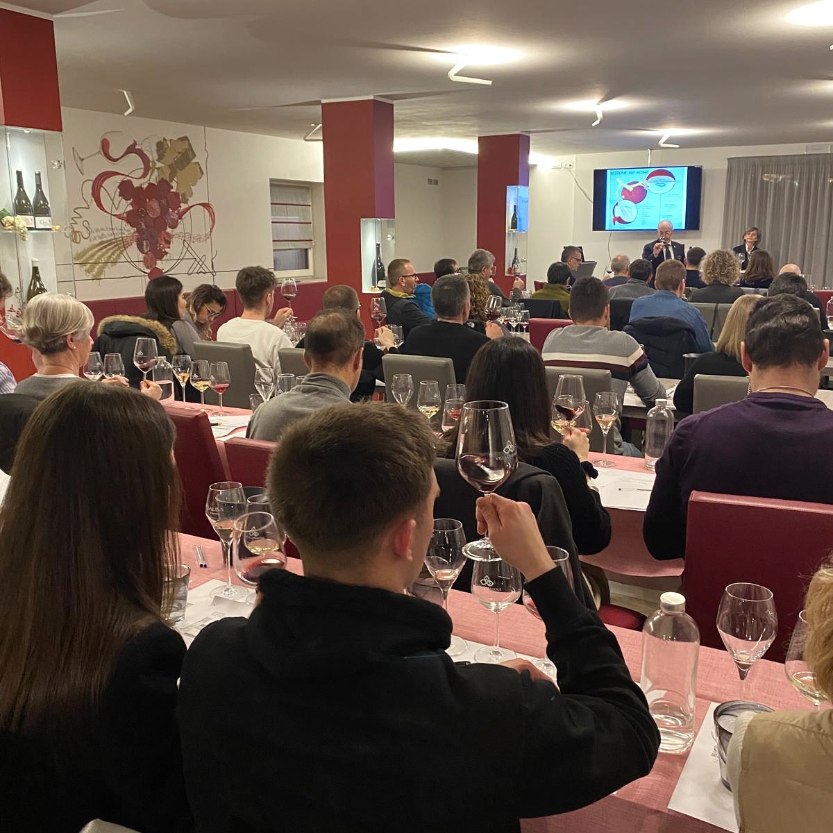 Prima serata del nostro Corso di Avvicinamento al Vino con “Introduzione al Vino e Tecniche di Degustazione”
@villacorniole_winery
@salisa_trentodoc
@aistrentino
@trentodoc
@visitvaldicembra