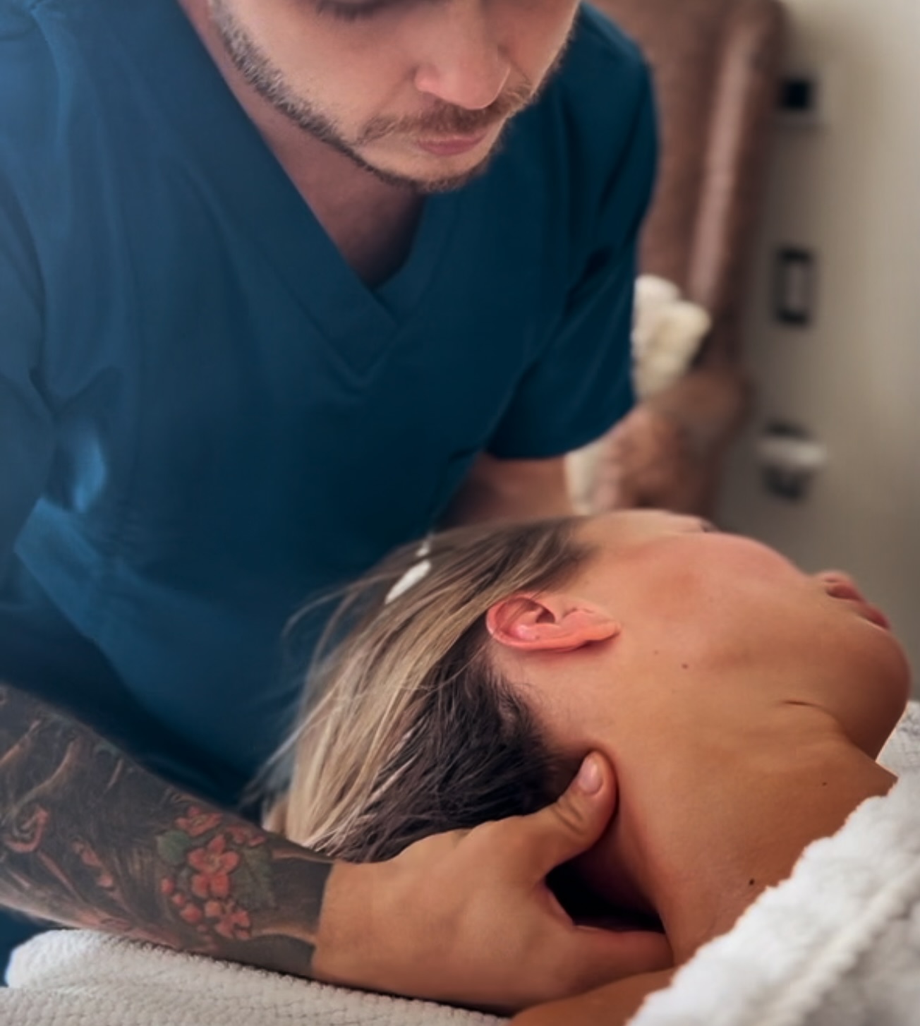 El masaje en el cuello mejora la circulación sanguínea en el cerebro, aumenta la concentración y la memoria, reduce el nivel de estrés y mejora el sueño.