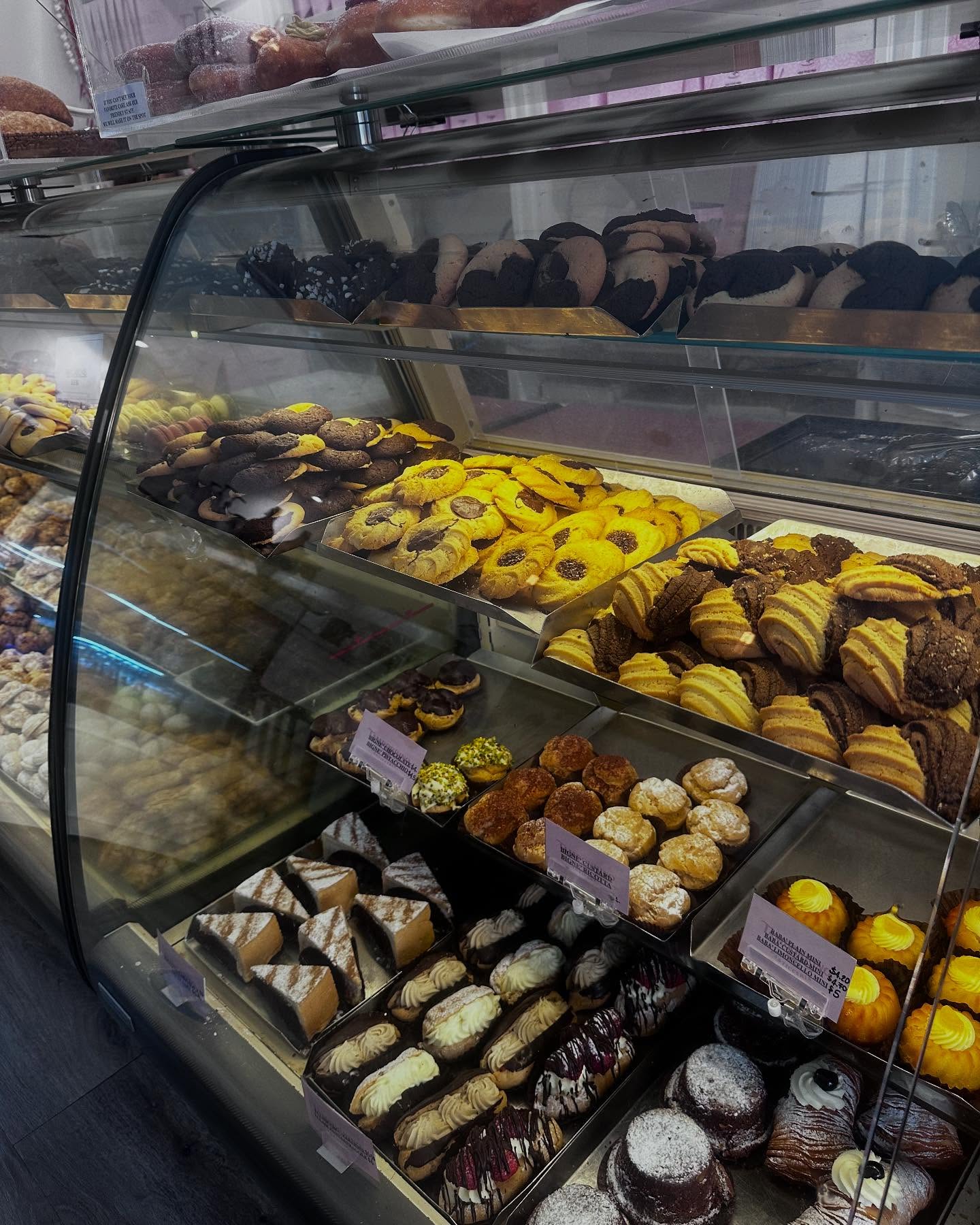 My favourite fast printer pick up is right near @pasticceria_tamborrino - who could resist ?!
#artsmarketing #freelancerlife #happywork #printingcompany
