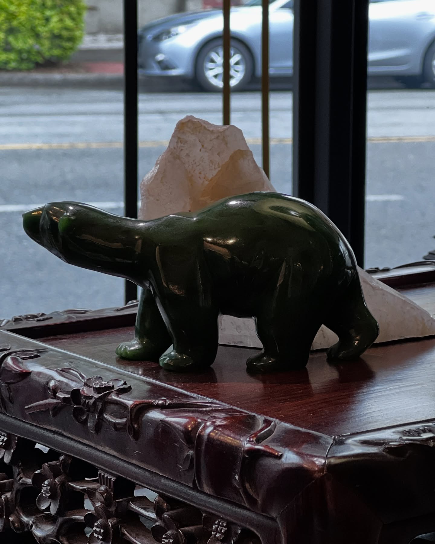 Canadian artist Lyle Sopel jade bear and quartz sculpture
#canadianart#jadesculpture #quartz #canada🇨🇦
