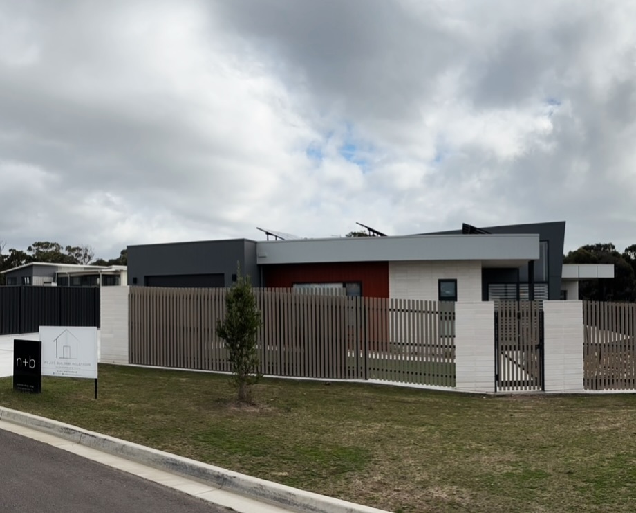 A cloudy street view of our most recently completed build โ๏ธ ๐ก #tassiebuilder #newhome #tasmanianbuilder #customhome #islandbuidingsolutions