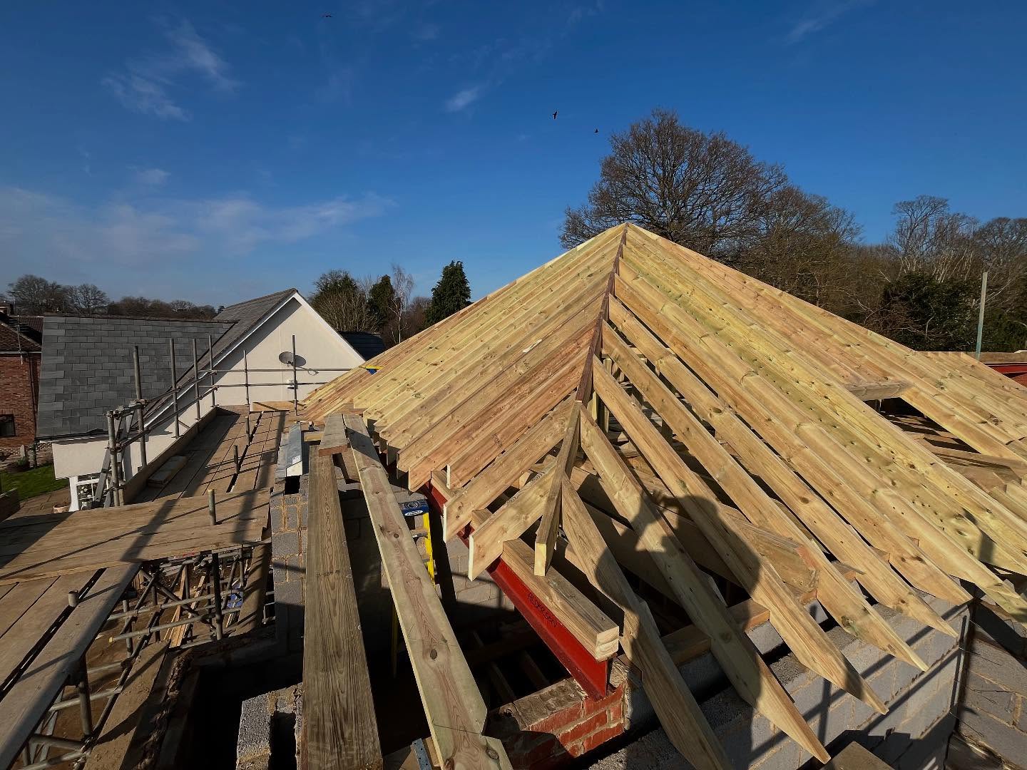 House build coming along nicely now cut roof progressing well big thanks to @lsbcarpentryltd for doing a fantastic job. Steel beams now installed thanks to @geo.ausden as always for a great service. On to next week we can get the brickwork gables cut and push towards getting roof finished off ready for tiling. #alderson #building #roof #carpender #chippy #cutroof #steelwork #steels #build #timber #wood #roofing #brickwork.