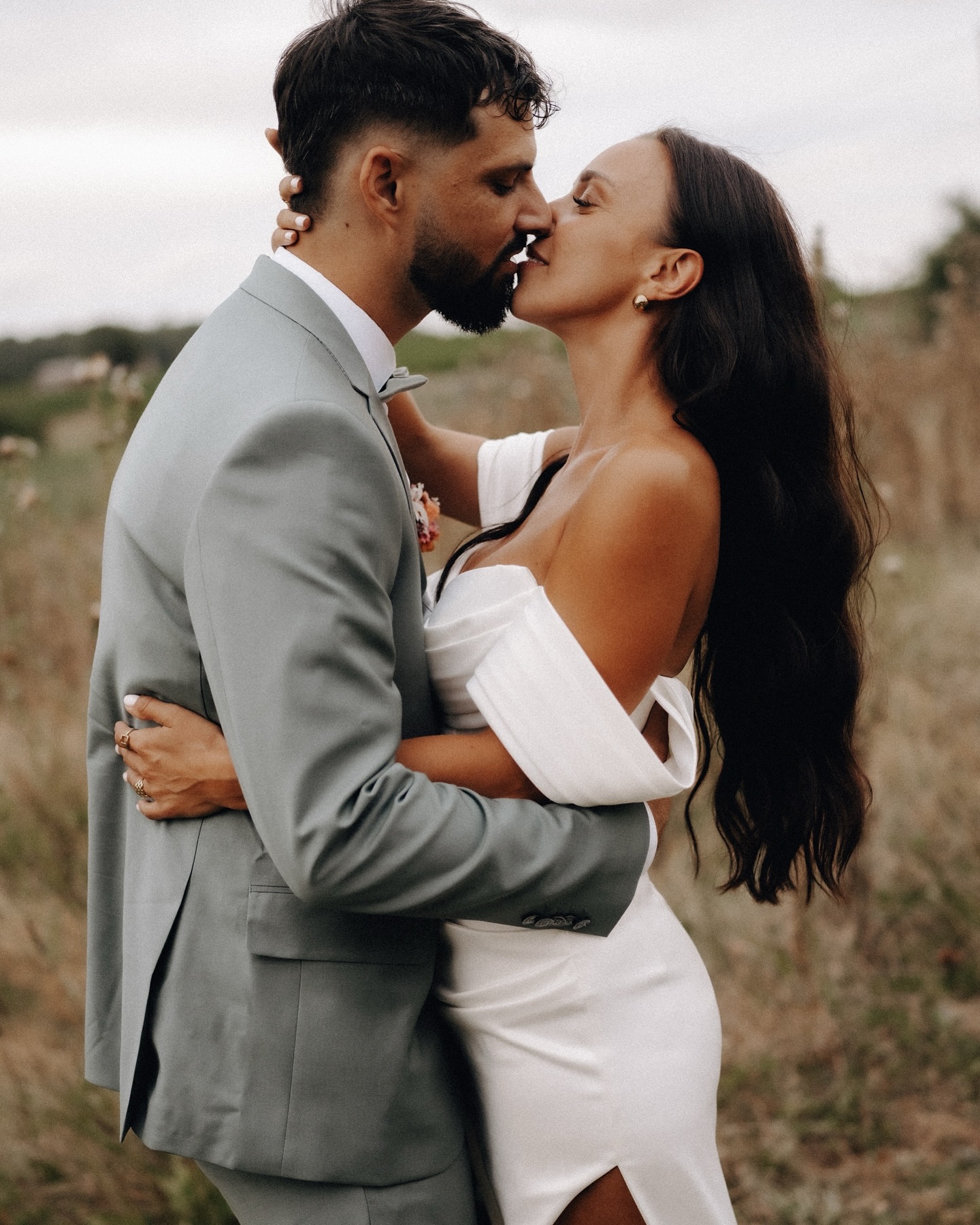 Vous me croyez si je vous dis que Camille & Simon m’ont dit qu’ils allaient être ultra mal à l’aise devant l’objectif et que les photos de couple, c’était pas leur truc… Franchement, on dirait qu’ils ont fait ça toute leur vie ! 🔥📸
.
Planner : @lesmariagesdemademoisellel
Lieu : @domainemahourat
Fleuriste : @a_limproviste_
MUAH : @dunn_makeupartist
Robe : @les_filles_fideles