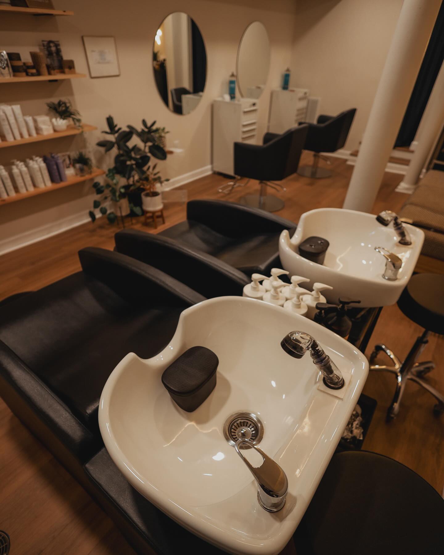 Happy Valentines Day!! 💐💘 My biggest love is our wash bowls 😍 with a head rest in the bowl and a lie down design ….. no pressure whatsoever on your neck when getting washed. I hope all of you are treating yourself and giving yourself a little extra love today ~@idothehair #frederickmdsalon #downtownfredericksalon #marylandsalon #frederickmdhair #marylandhair