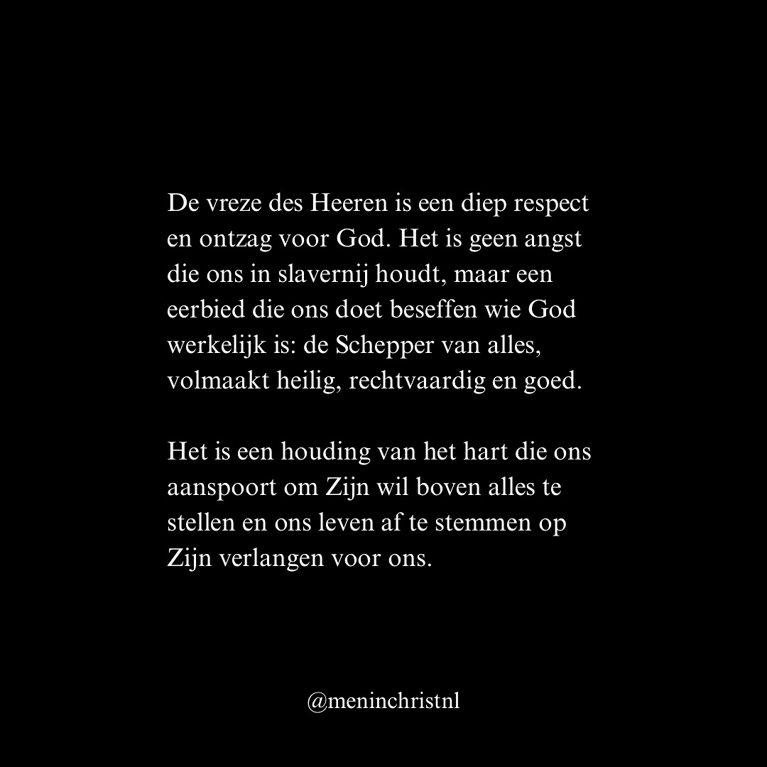 Spreuken 14:27 zegt: “De vreze des HEEREN is een bron van leven om te vermijden dat men in de vallen van de dood valt.”
De vreze des Heeren is een diep respect en ontzag voor God. Het is geen angst die ons in slavernij houdt, maar een eerbied die ons doet beseffen wie God werkelijk is: de Schepper van alles, volmaakt heilig, rechtvaardig en goed.
Het is een houding van het hart die ons aanspoort om Zijn wil boven alles te stellen en ons leven af te stemmen op Zijn verlangen voor ons.
De Bijbel zegt in Spreuken 9:10: “De vreze des HEEREN is het begin van de wijsheid, en de kennis van de Heilige is inzicht.” De vreze des Heeren is dus niet slechts een gevoel, maar het fundament van wijsheid en inzicht. Wie de Heer vreest, krijgt een dieper begrip van wat goed en slecht is in Zijn ogen en handelt daar ook naar. Het helpt ons om onze keuzes niet te baseren op menselijke verlangens, maar op wat God voor ons heeft.
Neem bijvoorbeeld de geschiedenis van Daniël. Ondanks de druk om zich aan de heersende cultuur en wetten te onderwerpen, koos Daniël ervoor om trouw te blijven aan God. Hij vreesde de Heer boven de koning of zijn omstandigheden. Dit leidde niet tot chaos of verstikking, maar tot vrijheid en zegen. God zorgde voor hem, zelfs in de moeilijke momenten van zijn leven (Daniël 6).
De vreze des Heeren is een veilige plek. Het is het besef dat, als wij ons leven in Zijn handen leggen, we de juiste richting vinden, ook al is de weg soms moeilijk. Het geeft ons de moed om tegen de stroom in te zwemmen en te leven zoals God het bedoeld heeft.
Als je wilt groeien in geloof en de kracht van broederschap wilt ervaren, dan nodigen we je uit om deel te nemen aan het Men in Christ weekend op 29 & 30 maart. Stuur een DM voor meer informatie.
Patrick
Men in Christ
#geloof #christen #jezus #waarheid