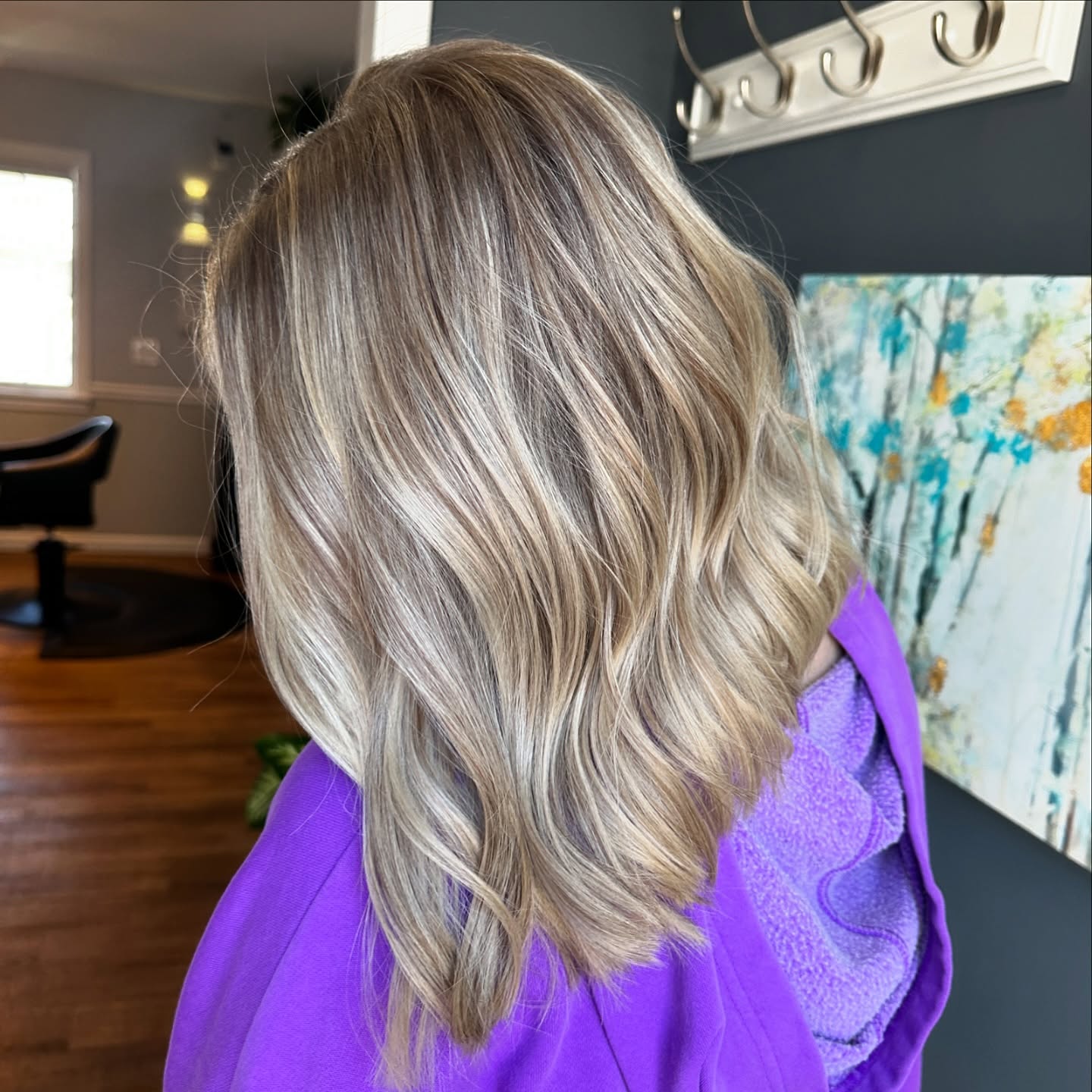 Blonde with a laid-back vibeππ
Today we transitioned this high maintenance full blonde into lived in low maintenance vibe.
*
*
*
I forgot to grab a before so I had to snag an after from a past appointment.