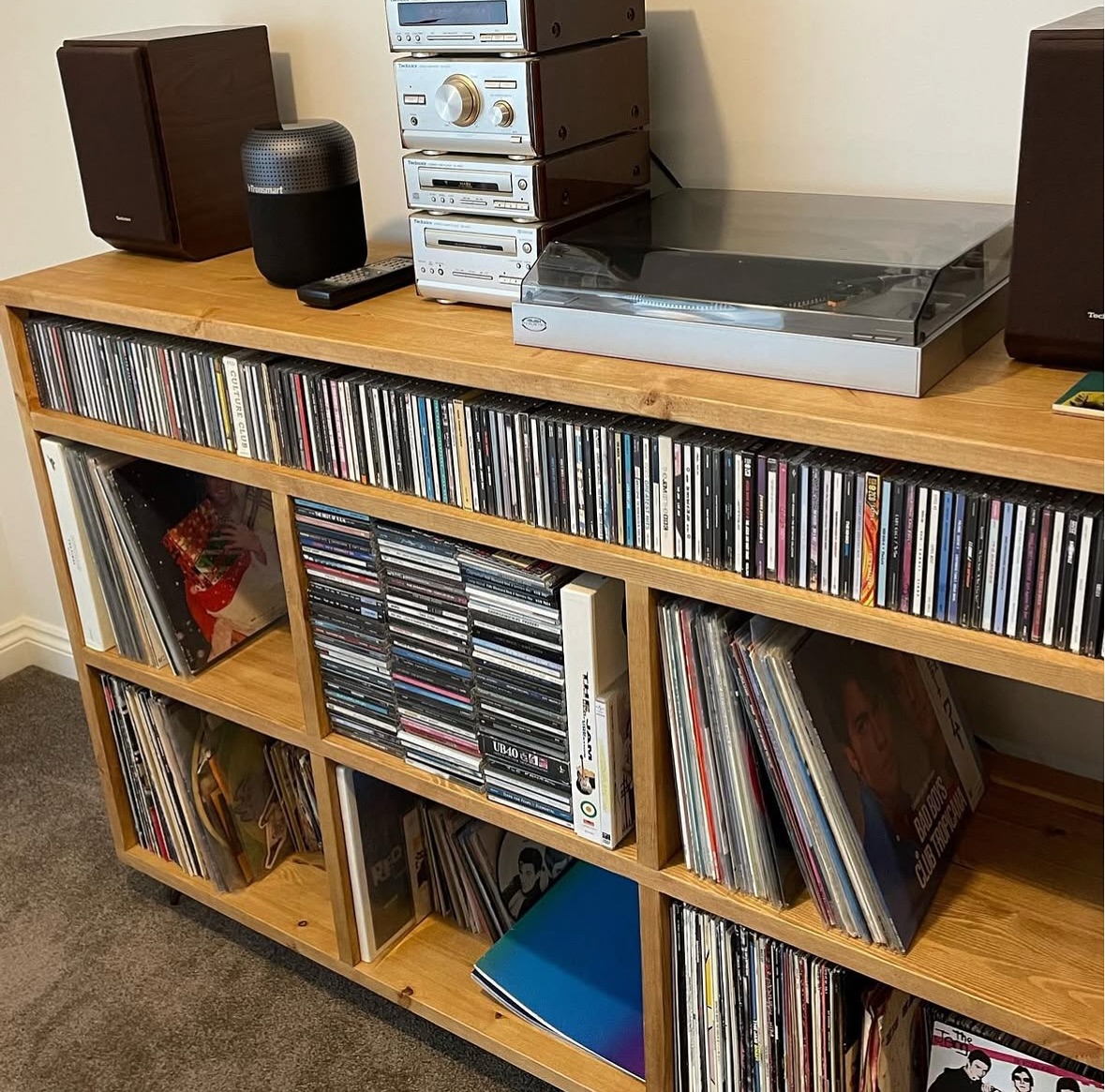 🇬🇧 Got a physical media collection that needs organising? Look no further and invest in high quality solid wood furniture that is made to your exact specifications from quality materials.
#komodafurniture
#furniture #vinyl #vinylstorage #handmade #madeinbritain🇬🇧 #woodfurniture #interiordecorating #promotion #discount #hifi #solidwoodfurniture #solidwood #furnituredesign #tvunit #recordplayer #instadaily #cdcollection #bookcollector