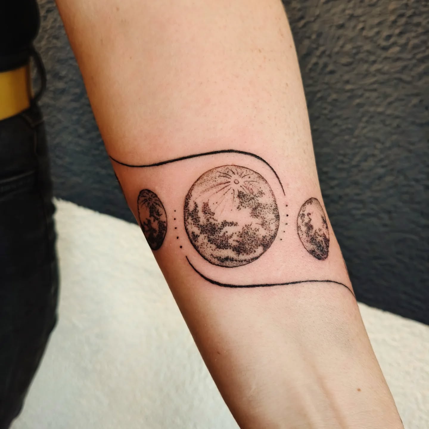 Beautiful moon phases for a lovely soul ✨💖✨
#moontattoo #fullmoontattoo #symbolictattoo #spiritualtattoo #moonphases #finelinetattoo #dotworktattoo #tattoobern #tattoostudiobern
