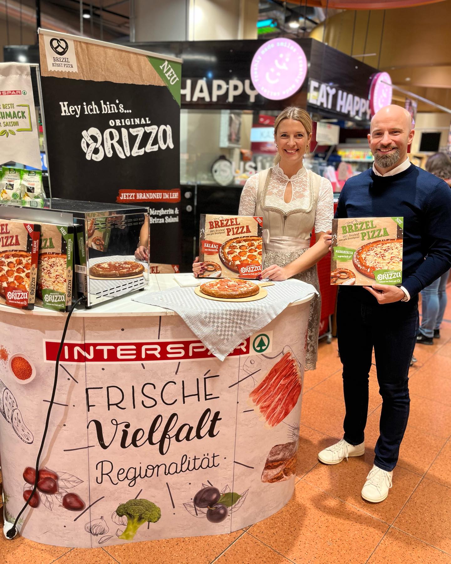 🌟🎉 Ich hatte gestern und heute die tolle Gelegenheit eine Brizza-Verkostung im Interspar Wien Mitte in der Mall zu veranstalten! Ein herzliches Dankeschön an Marktleiter Alexander Szczucki und sein großartiges Team für den wunderbaren Empfang und die fantastische Unterstützung. 🙌🍕
Es hat riesen Spaß gemacht, in diesem hochfrequentierten und super geführten Interspar zu degustieren! Die Kunden waren sehr offen und dankbar, haben begeistert die verschiedenen Brizzen probiert und ihre Meinungen geteilt. 🍕❤️
Ich freue mich auf eine weiter enge Zusammenarbeit mit der Spar Österreich – auf viele weitere köstliche Erlebnisse! #Pizza #Interspar #BrezelPizza #Verkostung #BrezelLiebe #Supermarkt#Brizza