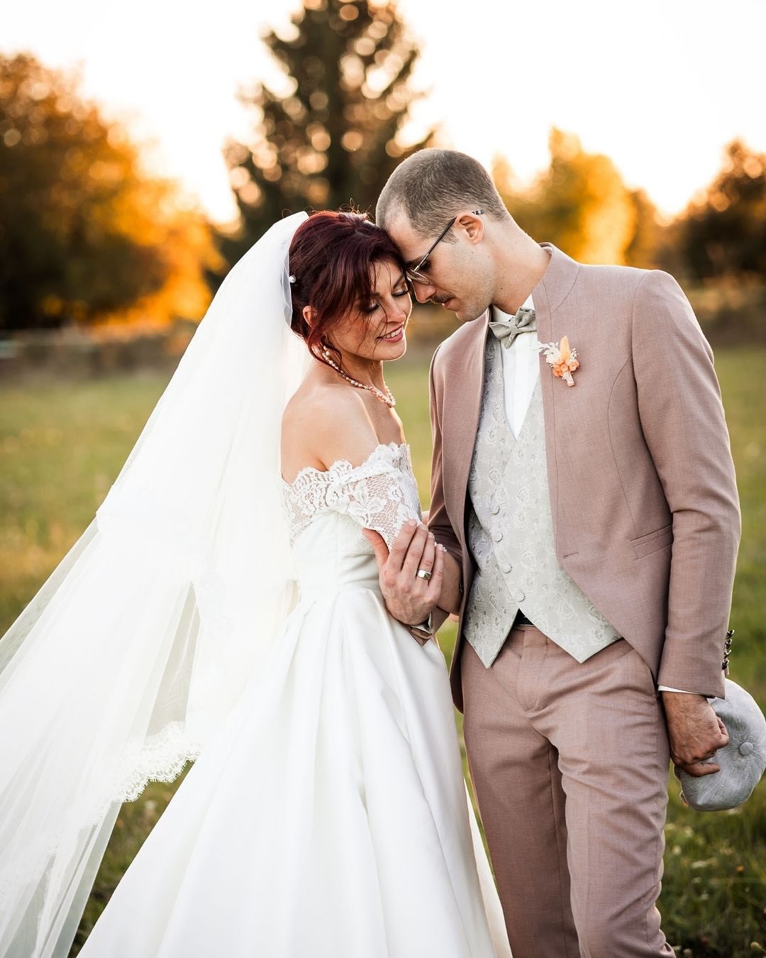 ✨ Mariage d’Anaïs & Julien ✨
Il était temps de vous partager cette journée lumineuse et remplie d’émotions, à l’image d’Anaïs et Julien : doux, sincères et profondément bienveillants. 🥹❤️
Une atmosphère tout au long de cette journée, à la fois élégante et authentique, entourée de leurs plus proches.
Les préparatifs, les premiers regards, mais aussi les photos de couple se sont déroulés au sein de la maison familiale. Une symbolique tellement puissante pour leurs souvenirs. 🥹🏡✨
#leslysouletphotographe
#photographelifestyle
#photographemariagetoulouse
#photographemontauban
#photographemariagemontauban
#goldenhour #preparatifs #futursmaries2026
#mariagemontauban