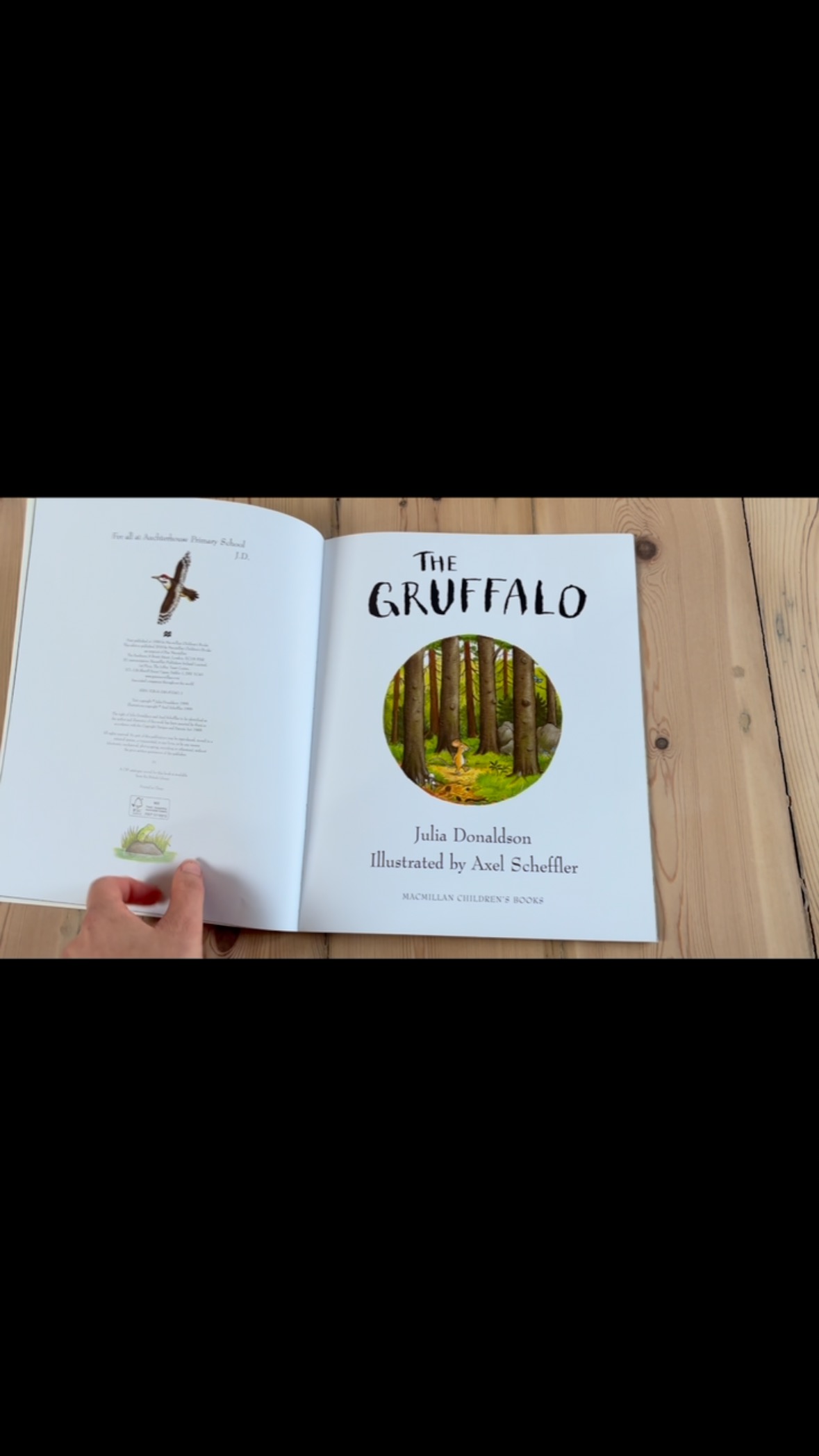 Reading The Gruffalo with your little one in Vietnamese is now so effortless! #bilingual #parenting #tinylinguist