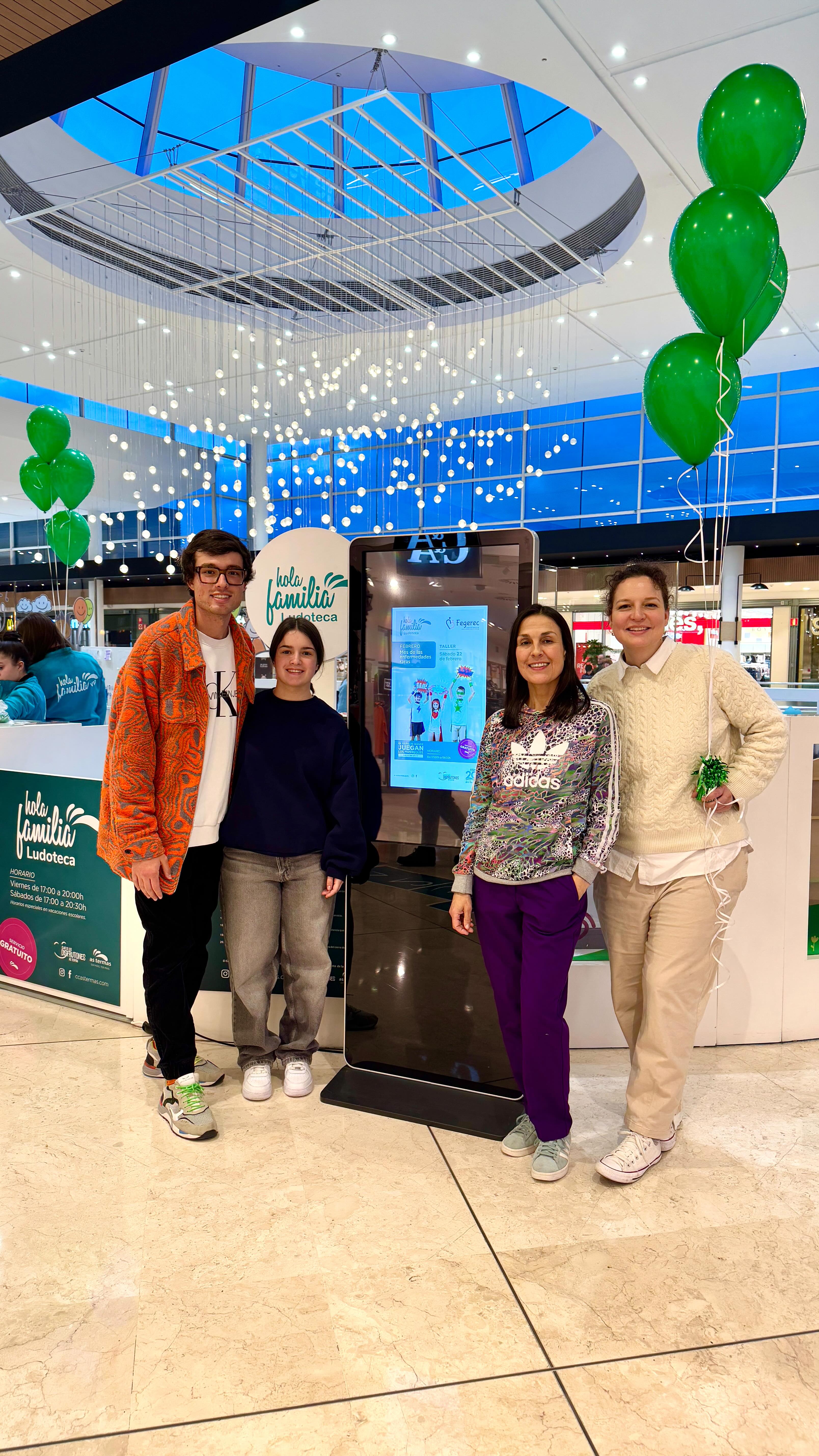 Hoy tuvimos una jornada increíble en el @astermascc Centro Comercial As Termas con nuestro taller infantil de manualidades para visibilizar las enfermedades raras. 🌟🎨 Gracias de corazón a todos los que se acercaron y participaron, ayudando a poner un granito de arena en este mes de concienciación tan importante. 💚
Quiero agradecer especialmente al Centro Comercial As Termas por su grandísima labor de solidaridad y empatía, y por regalar unos detalles chulísimos a los primeros en participar en el taller. 🎁✨ También agradecer a Carmen de Imaxinatia @imaxinatia y a Lucía por apoyarnos y estar con nosotros en esta causa. Por supuesto, un placer haber estado junto a Eva Díaz @evamarshalldiazgonzalez , vocal de la FEGEREC. 🙌
Es fundamental seguir visibilizando las enfermedades raras, porque aunque no siempre se ven, existen y merecen ser reconocidas. ¡Gracias por vuestro apoyo! 💪
#EnfermedadesRaras #Concienciación #TallerInfantil #Manualidades #Solidaridad #VisibilidadER #CentroComercialAsTermas #FebreroER #FEGEREC #Empatía #SolidaridadConCausa #Lugo