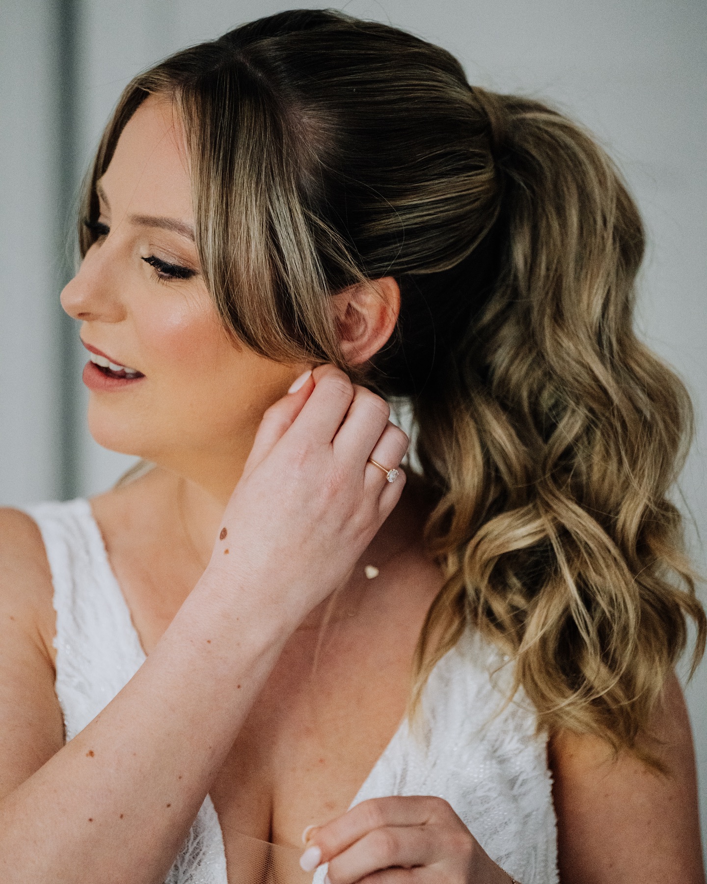 Bridal ponytail perfection ✨
My stunning bride, Sophie chose this effortlessly chic ponytail for her wedding day back in June and I’m just obsessed! The soft waves, face framing pieces and that gorgeous bow made for the dreamiest bridal look.
Proof that a ponytail can be just as elegant as any updo! Would you wear a ponytail on your big day?
Write in the comments below! 💍🤍
Photography by - @darrenlovellpf
Makeup by - @emmatatchellmakeup
#ponytailperfection #modernbridalhair #modernbride #bridalhairdorset #dorsetbridalhair #ponytailgoals