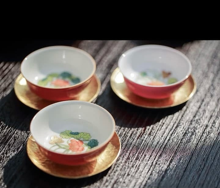 Why Small Cups for Gong Fu Tea Brewing? 🍵✨
Ever wondered why Gong Fu Cha uses small teacups instead of big mugs? It’s all about enhancing the tea experience and bringing out the best in every infusion!
🌿 Taste the Evolution – Small cups let you savour each infusion, experiencing how the flavour deepens over multiple brews.
👃 Capture the Aroma – The delicate size concentrates the tea’s fragrance, so you can fully appreciate its rich, complex notes.
💛 Mindful Sipping – Drinking from a small cup encourages slowing down, making tea a ritual of connection and presence.
🔥 Perfect Temperature & Balance – Small servings ensure each sip is fresh and at the ideal strength, giving you a smooth, well-balanced experience.
Tea isn’t just about drinking—it’s an art of mindfulness and appreciation. Have you tried Gong Fu Cha yet? 🍵
#GongFuCha #TeaRitual #MindfulSipping #FormosaTeaCo #TeaInLondon