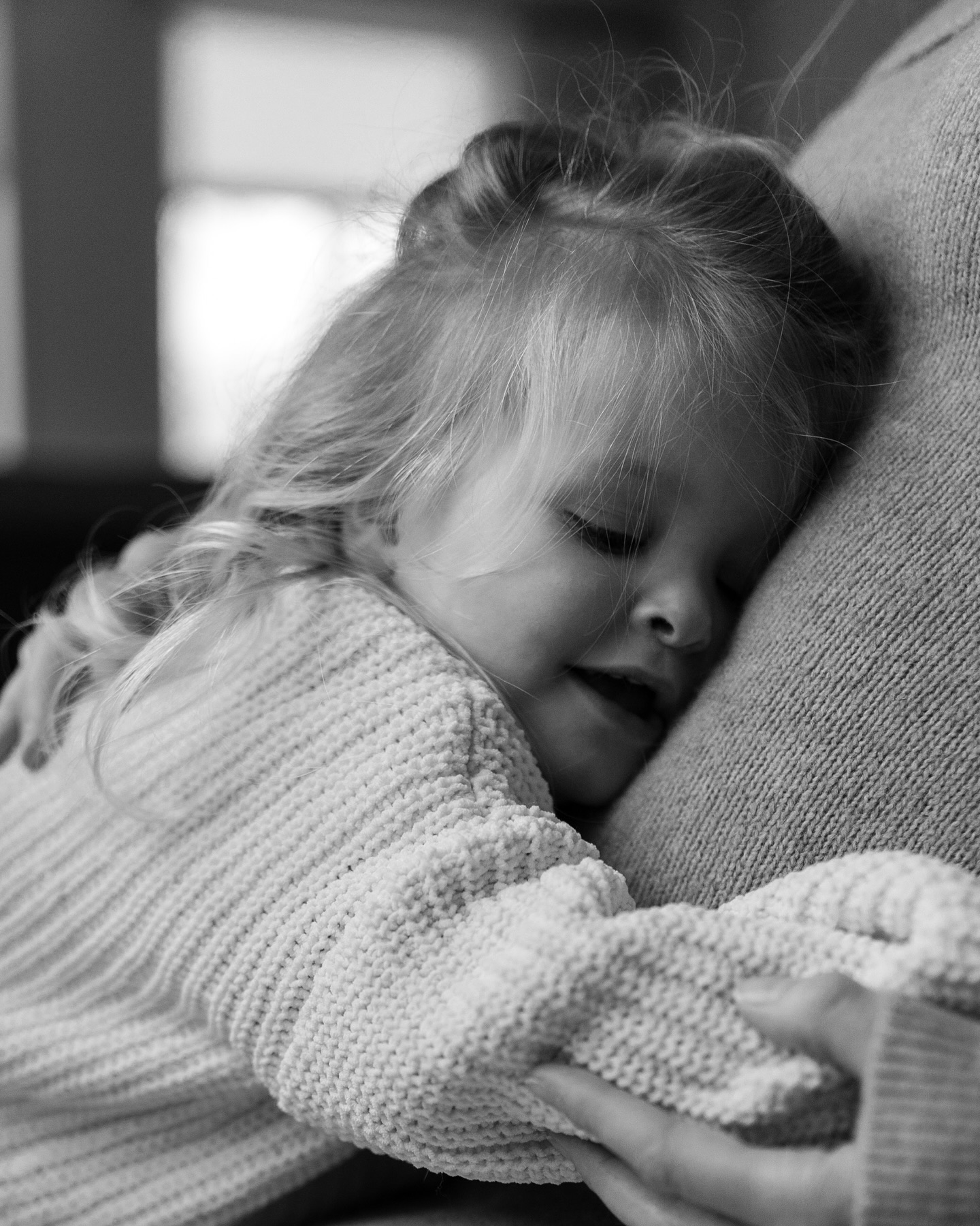 Deze shoot was vlak voor mijn vakantie. We zaten al een tijdje te wachten op een mooie dag met zonsondergang. Die kwam maar niet dus een nieuw plan werd gemaakt: we probeerde het lekker warm thuis. En dat was denk ik het beste idee van die dag. ๐โจ
#byemiltvisser #pregancy #pregancyphoto #zwangerschapsfotografie #mommyandme #mommyandmini #zwangerensprachtig #liefdevooraltijd #babyopkomst #puremomenten #moederliefde #gezinsgeluk #magischeherinneringen #stralendemama