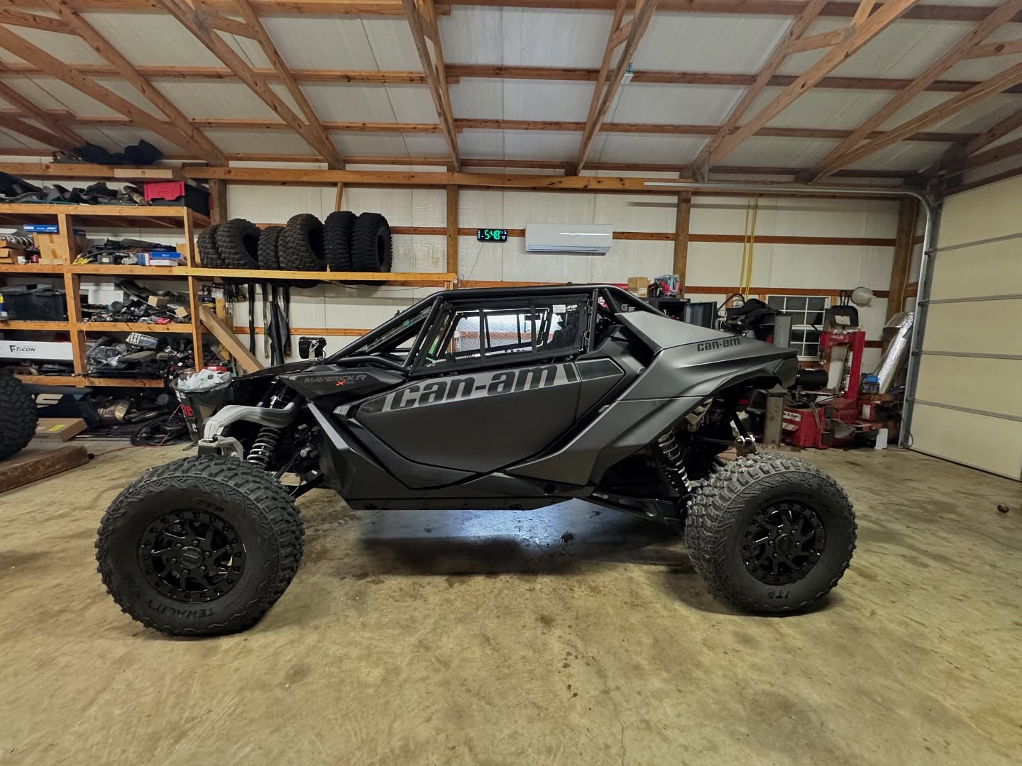 Maverick R Build ✔️
@evo_powersports P47 turbo kit, rising rate fuel system, charge tubes, high flow intake, billet fuel rail, plenum reinforcement clamp kit, catch can, full exhaust and codeshooter device with DCT tuning, launch control, 91, 110 and E85 tune files.
@mtsoffroad limit strap kit, billet radius rods, spring kit, valving and high volume reservoir caps.
@catechusa 7075 tie rod kit with steering damper.
@prpseats custom SFI window nets.
@bajadesigns XL80 ambers and RTL chase light.
@hessmotorsports 1.5:1 steering quickener.
@ruggedradios communications.
@godfrey_fabworks custom roll cage with hinged window nets and DOT glass windshield.
#godfreyfabworks
#canammaverickr
#racecar
#metalfabrication
#custombuilt
#cnc
#oklahoma