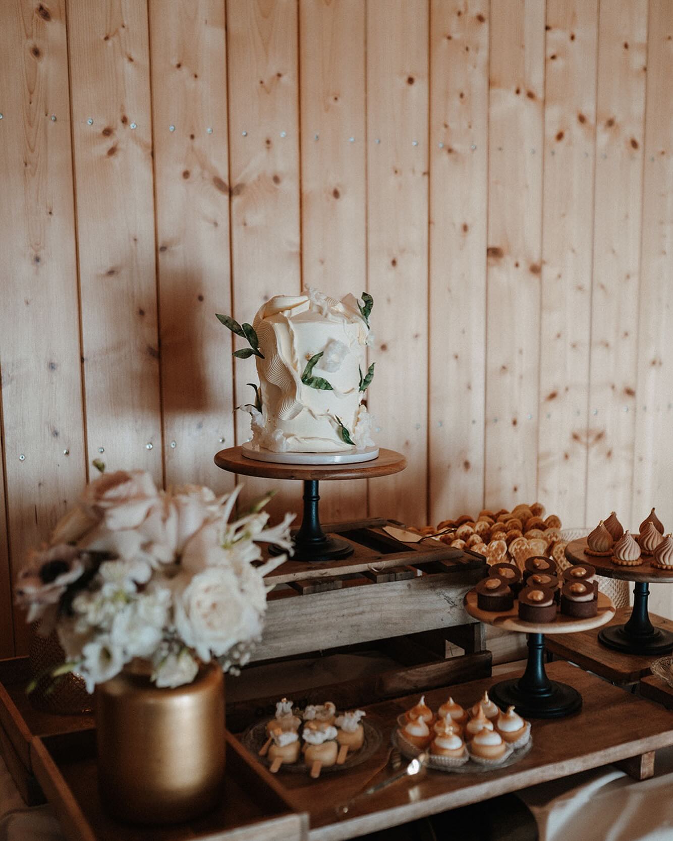 cozy winter wedding vibes ✨🤎
HAIR&MAKE UP & Organisation: @ks.makeup.hair
Photography @alisa.haas.fotografie
Floristik,Dekoration @ckideal
Bratmode @brautstuebla
Couple @veronikaceae @_to_pix_
Model @thisisannax_
Papeterie @papier.zauber
Schmuck @die_wohlmacherin
Cake|Sweet’s @juliasitter_patisserie
#winterwedding #styledshoot #weddingideas #bridetobe #heiraten2025 #juliasitter_patisserie