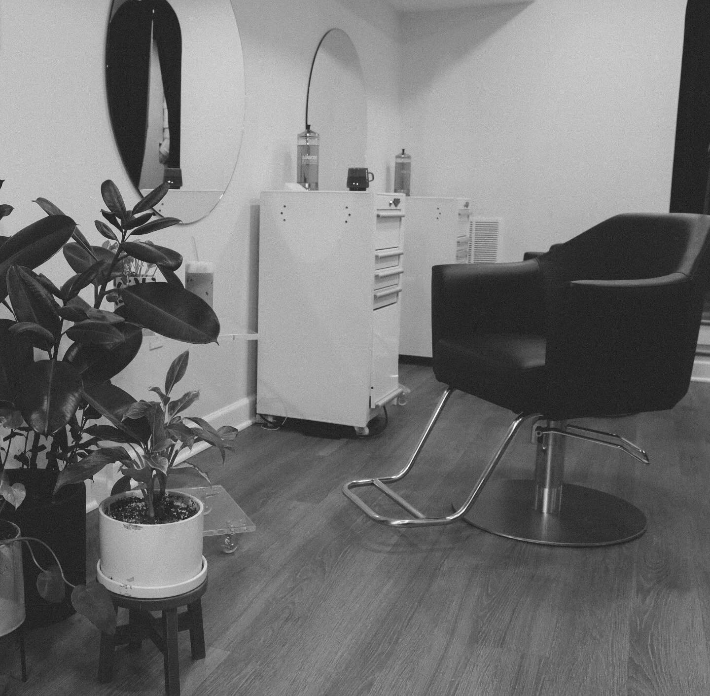My toxic trait as a salon owner is getting interior photography done then changing the interior. We have new mirrors now. Surprise!! 🫶🏼🫶🏼🤩 -@idothehair •
•
•
#smallbusiness #downtownfrederick #frederickmd #smallbusinesspotlight #microsalon #supportlocal #womanowned #supportsmallbusiness #saloninterior #salondesign #salondecor #fredericksalon #frederickmdsalom #marylandsalon