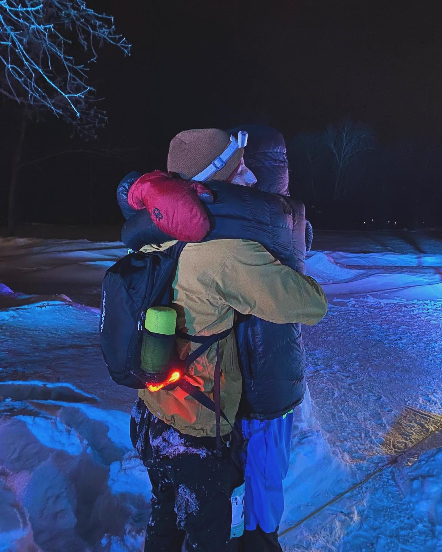 Course CRYO 2025, ce qu’il en restera.
-
Voilà c’est fait. J’ai couru le lac St-Jean.
Il y avait la nuit. Il y avait le froid. Et il y avait la neige molle, les chevilles qui virent, les cuisses en feu. Les pires conditions de pistes depuis les 5 dernières années, aux dires des organisatrices. Une piste où chaque pas était un supplice, où chaque pas en valait 30.
>> photo + texte + photosss + bonus video 🔥
.
.
.
.
.
#cryorace #cryo #cryo2025 #winter #winterrunning #course #coursehivernale #hiver #nordicité #borealie #training #brotherhood #family #learning #resilience #lifelessons #growinginthedefeat #roadtrip #rivierestmaurice #lacstjean #pekuakami #nutshimit