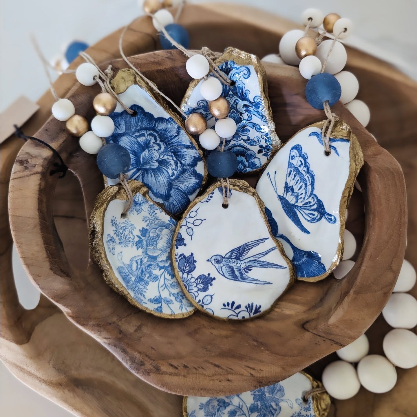From tide to table, these little works of art are perfect for gift-giving. Each handcrafted, gilded, decoupage oyster shell is accented by azure recycled glass and wooden beads. Add a personalized touch to a bottle of wine as a hostess gift, enjoy as an heirloom ornament, or give as a keepsake to remind someone that "the world is your oyster."
Visit us inside Painted Tree in Roswell at boutique space I-13 to pick one up today!
#thoughtfulgifts
#homedecor #vintagestyle #homeandgardendecor #smallbusiness #smallbusinessowner #womenownedbusinesses