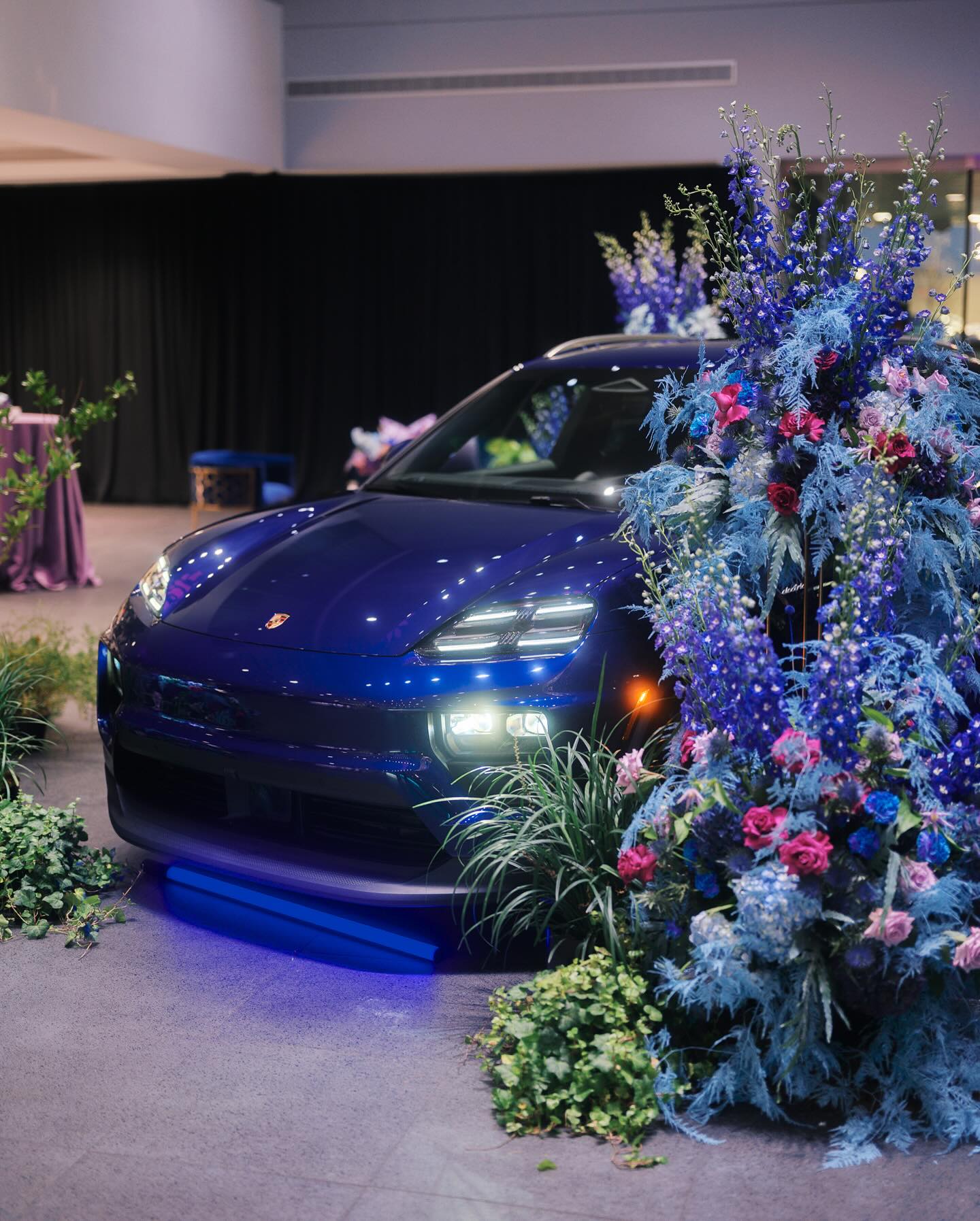 Gentian Blue Metallic.
.
.
.
.
.
.
.
.
#porsche #porschemacan #carlaunch #macan #macan4 #corporate #floraldesign #eventdesign @porsche @porscheexchange 📸 by @zacharyhansen