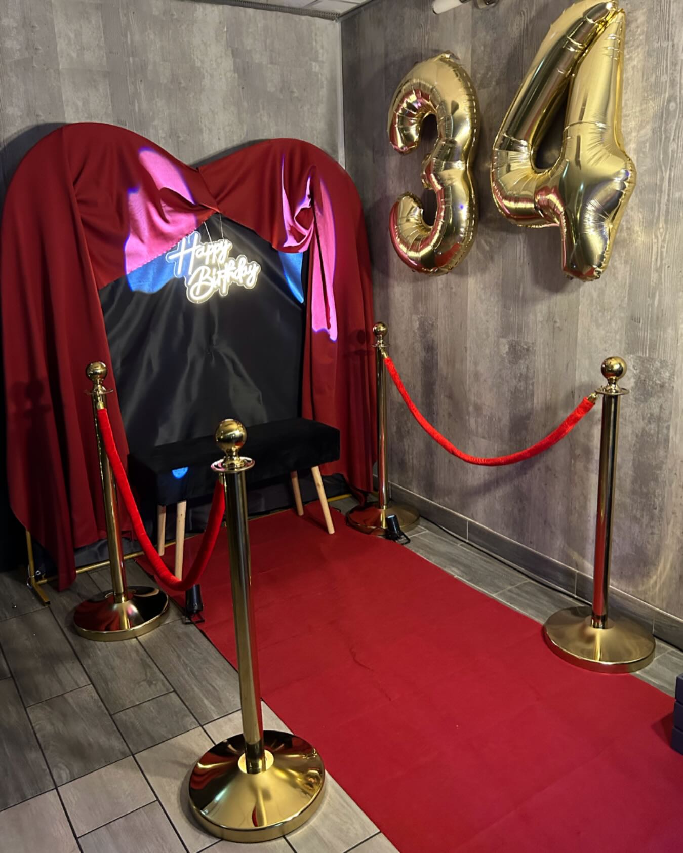 🎬✨ Soirée VIP pour les 34 ans de Marine & Alix ✨🎬
Pour célébrer leur anniversaire en grande pompe, Marine & Alix ont opté pour un thème Tapis Rouge digne des plus belles soirées hollywoodiennes ! ⭐️🎟️
Au programme :
✨ Un décor de star pour une ambiance chic et festive
🎭 Un véritable photocall pour immortaliser cette soirée inoubliable
📸 Le photobox de @lydobox pour capturer les plus beaux instants de cette soirée
Merci à Marine & Alix pour leur confiance, ce fut un plaisir de créer cette ambiance digne d’une cérémonie prestigieuse ! 🖤✨
#orevents #fijon #dijonnaise #birthday #birthdayparty #30ans #eventplanner #eventdesigner #tapisrouge #photobooth #photocall #ballondecoration #ballonart #birthdayplanner