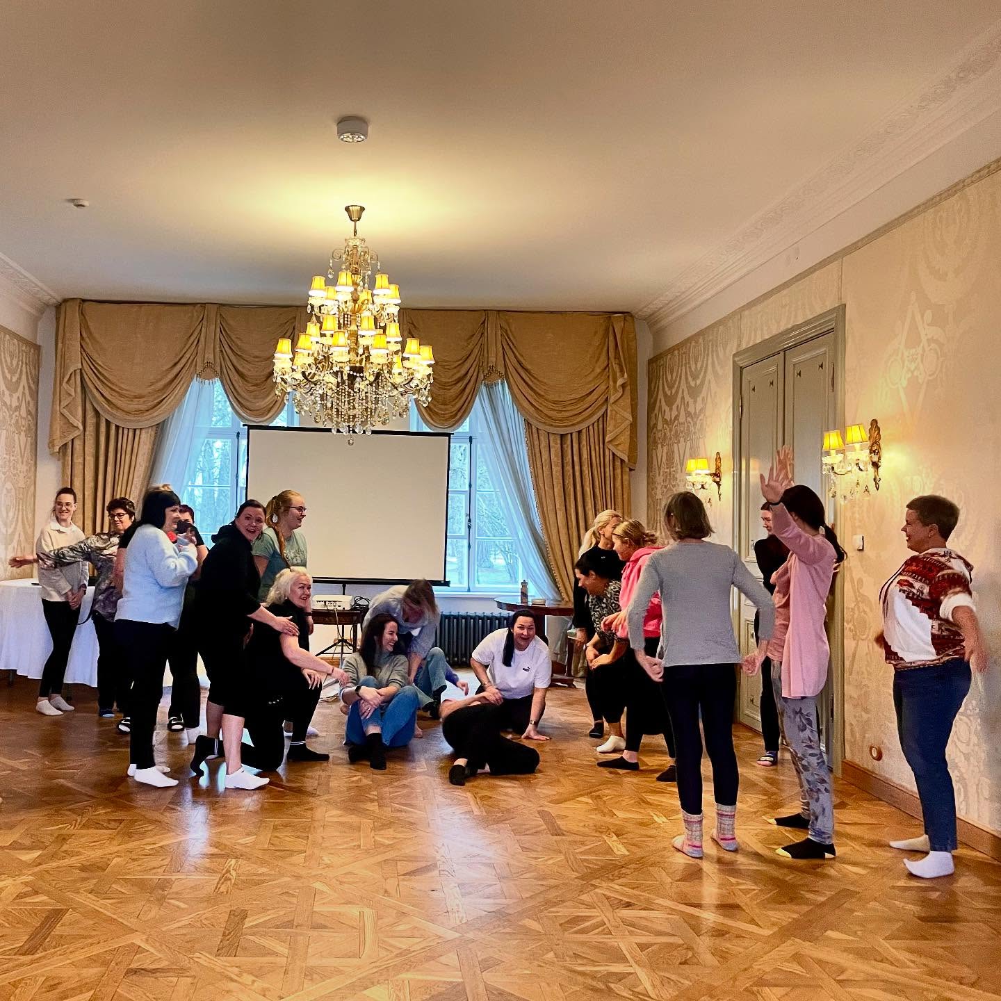 Naerujooga koolitus Harkujärve lasteaiale toimus imelises Kernu mõisas. “Tuhat tänu inspireeriva ja uudse kogemuse eest! Meie hulgas on see tekitanud erinevaid tundeid - kogemus oli imeline ja avas osadele osalejatele enda poole, mis ei olnudki nii loov, kui endast mõeldud oli :) Tänud nende õppimiskohtade avamise eest. Olen väga tänulik ja kogu südamest õnnelik selle kogemuse eest.”