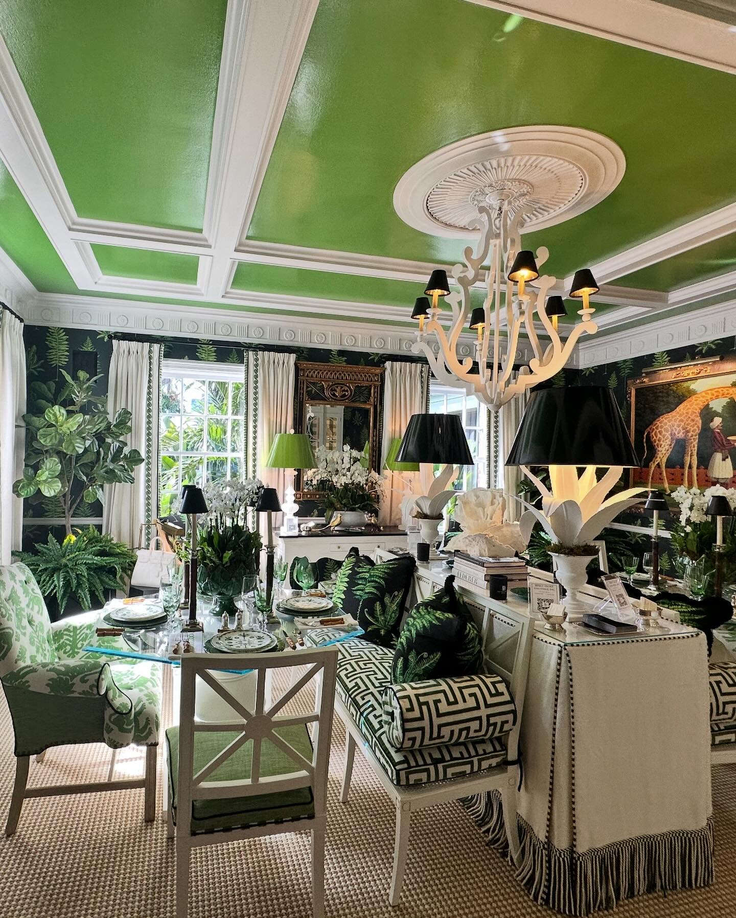 Kips Bay Palm Beach Show House, for me, is like waking up on Christmas morning! 🌴🤩 A feast for the eyes with the most incredible attention to detail. Fun fun! 🌴🌴